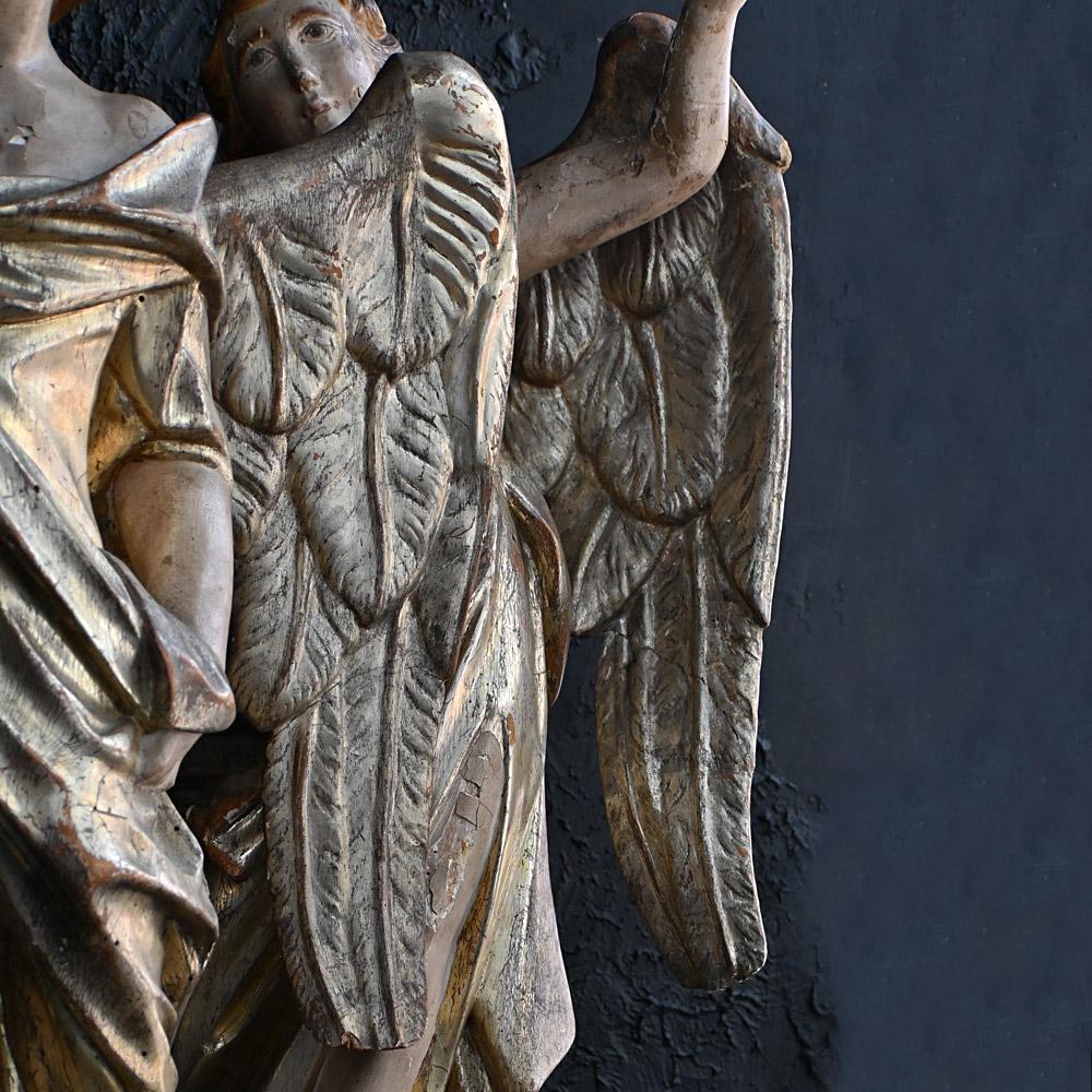 Sculpté à la main Paire assortie de statues d'anges sculptées à la main au début du 19e siècle  en vente