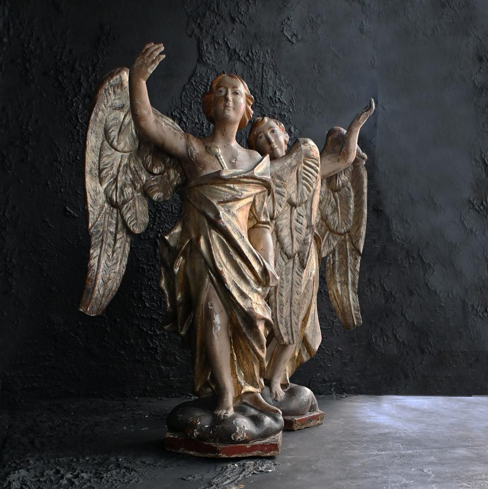 Paire assortie de statues d'anges sculptées à la main au début du 19e siècle  Abîmé - En vente à London, GB