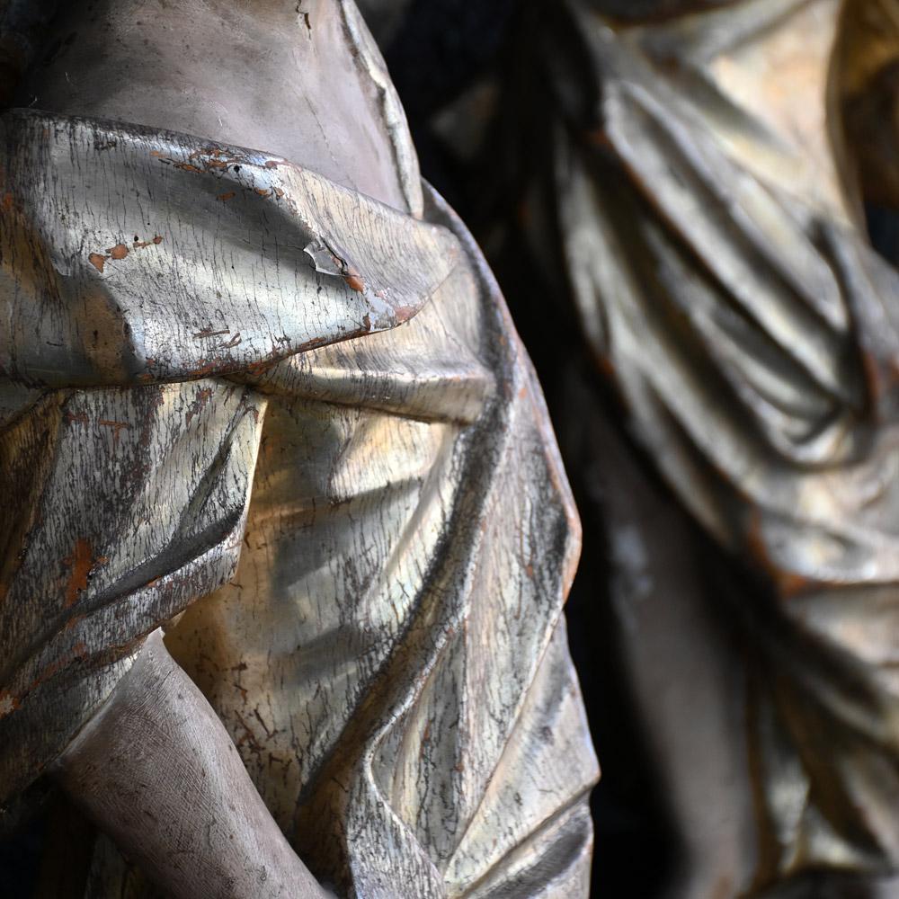 Paire assortie de statues d'anges sculptées à la main au début du 19e siècle  en vente 2