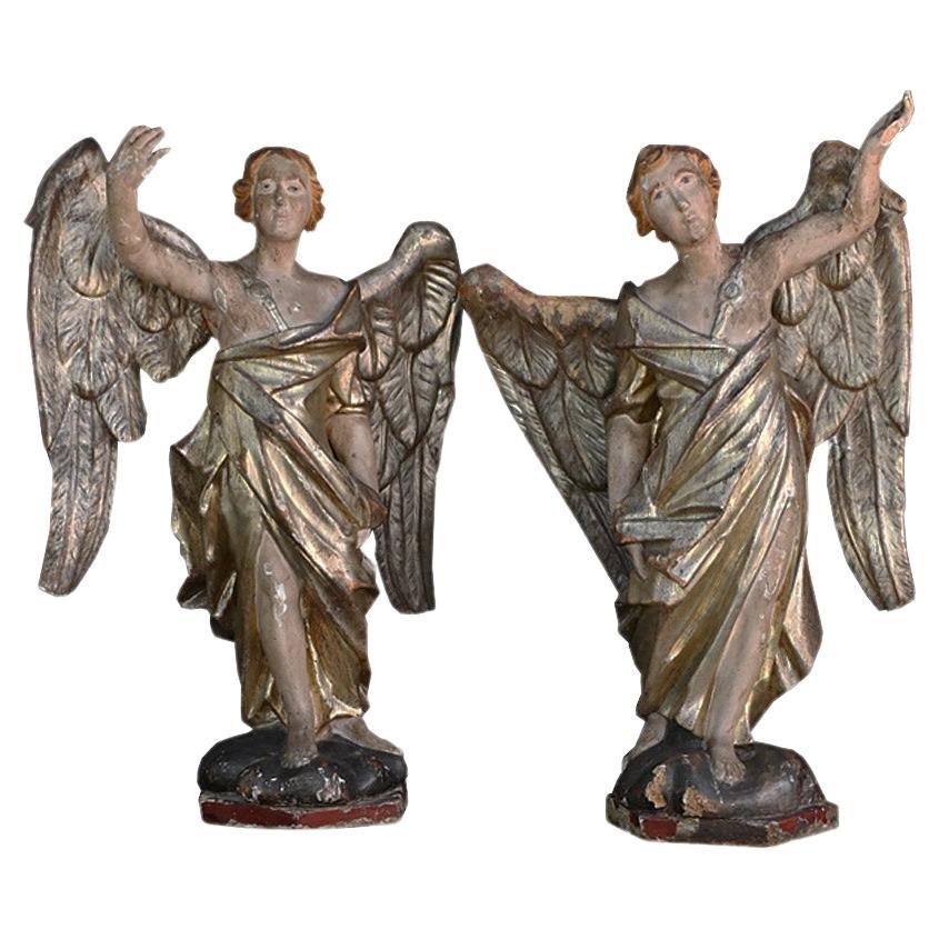 Paire assortie de statues d'anges sculptées à la main au début du 19e siècle  en vente