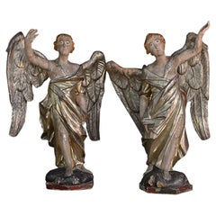 Paire assortie de statues d'anges sculptées à la main au début du 19e siècle 