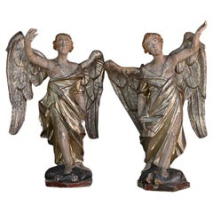 Coppia di statue di angeli intagliate a mano dell'inizio del XIX secolo