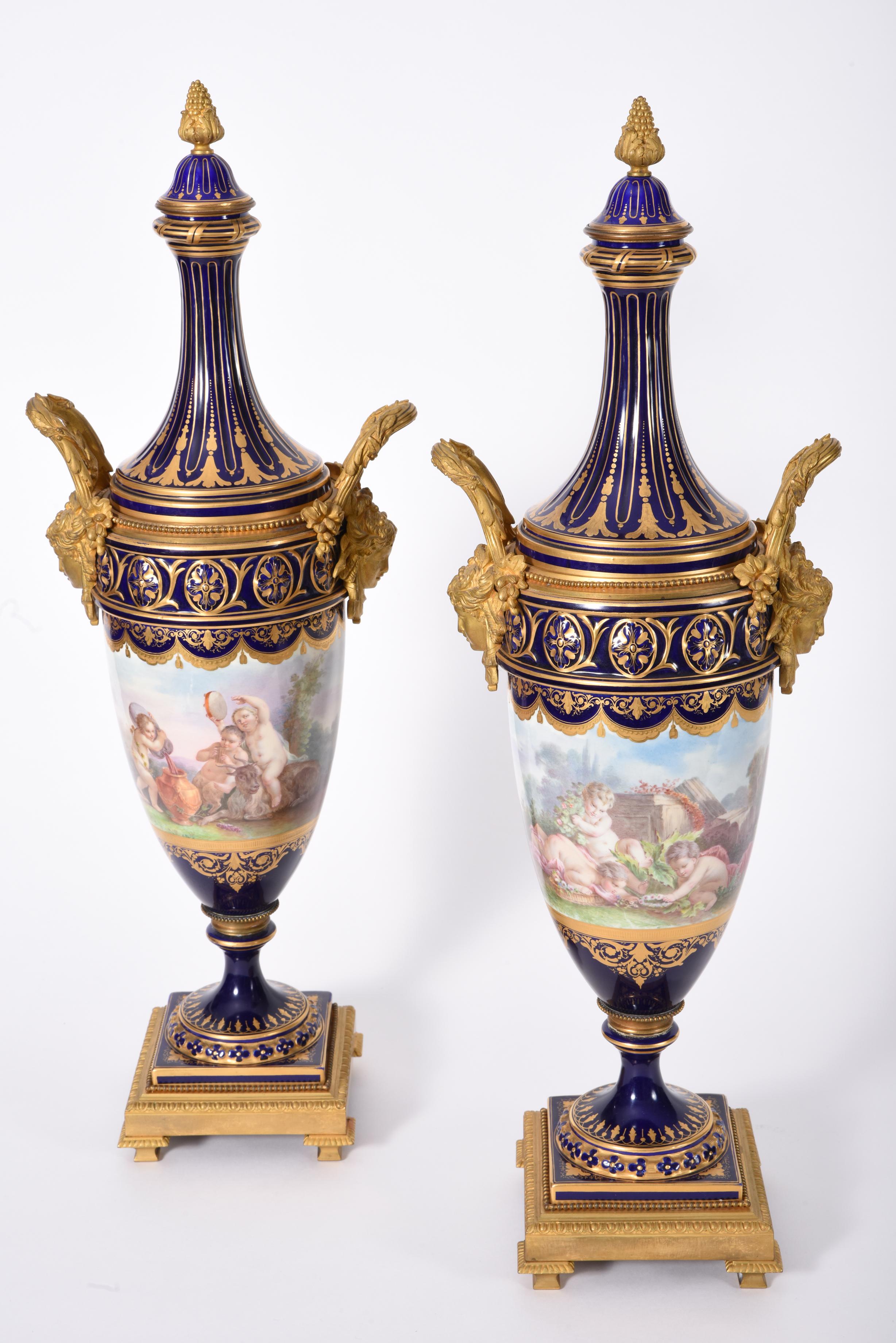 Early 19th Century Matching Pair of Bronze Mounted Porcelain Urns (Französisch)