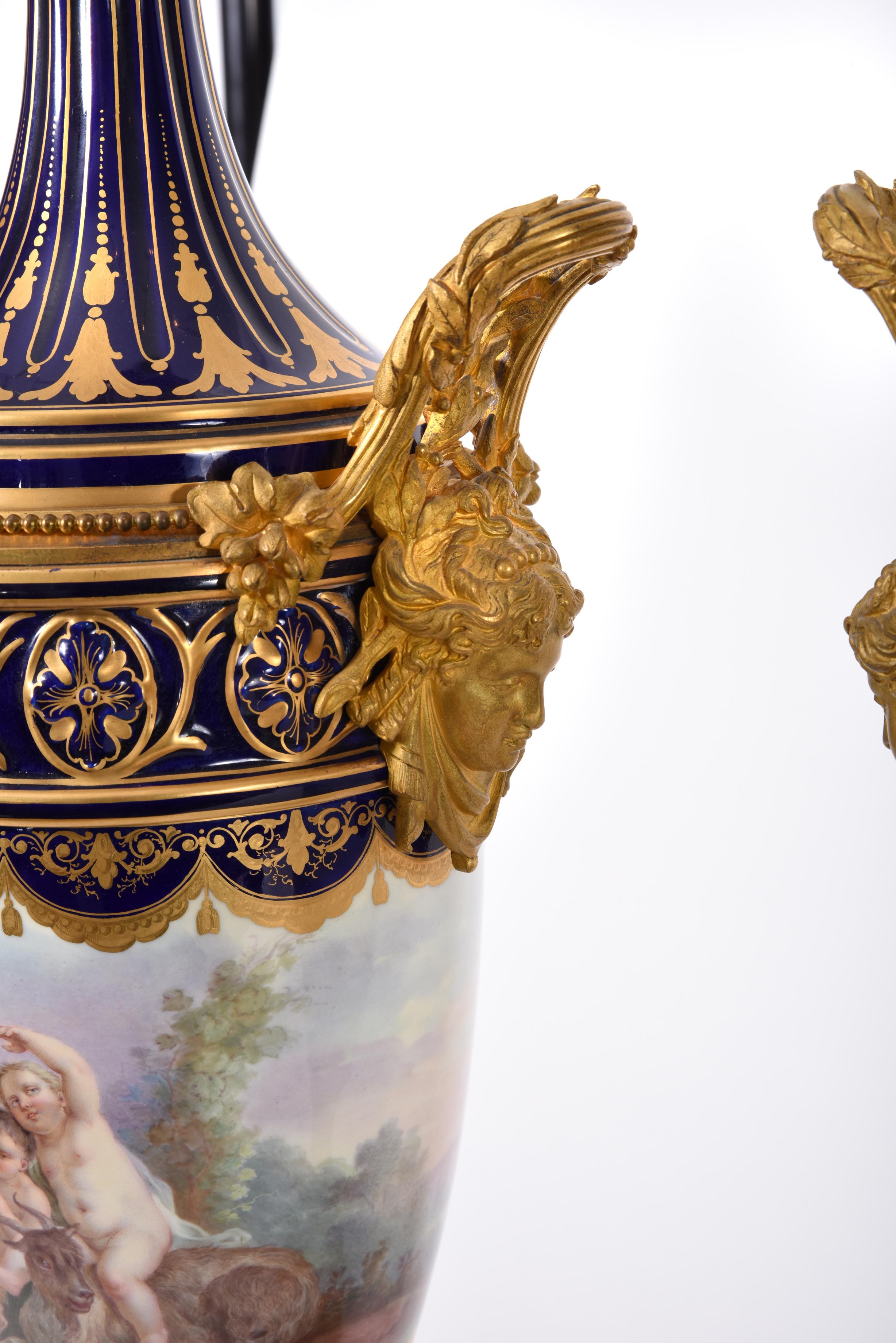 Early 19th Century Matching Pair of Bronze Mounted Porcelain Urns (Spätes 19. Jahrhundert)