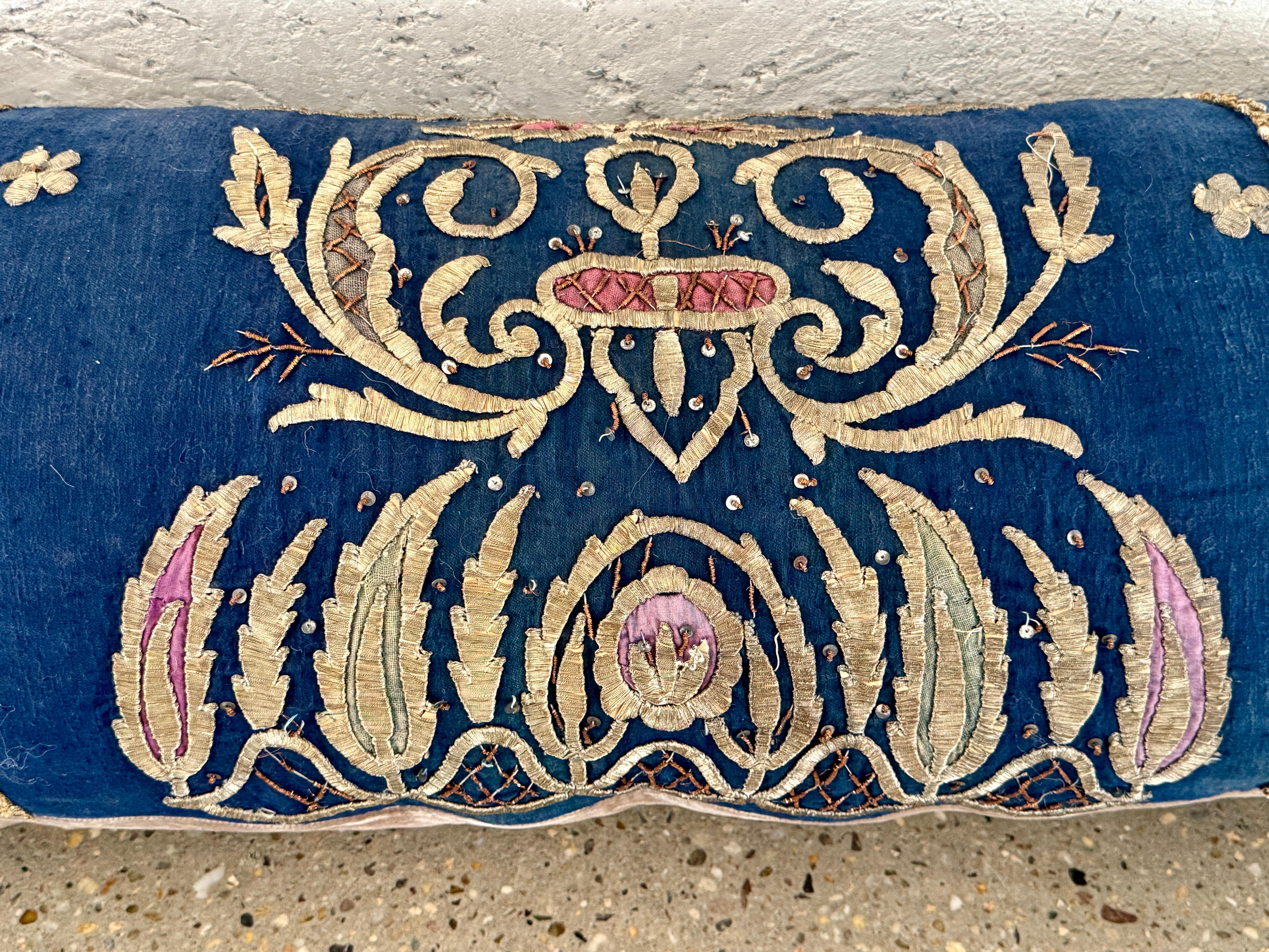 Almohada metálica / de seda uzbeka de finales del siglo XVIII en Bueno estado para la venta en Wainscott, NY