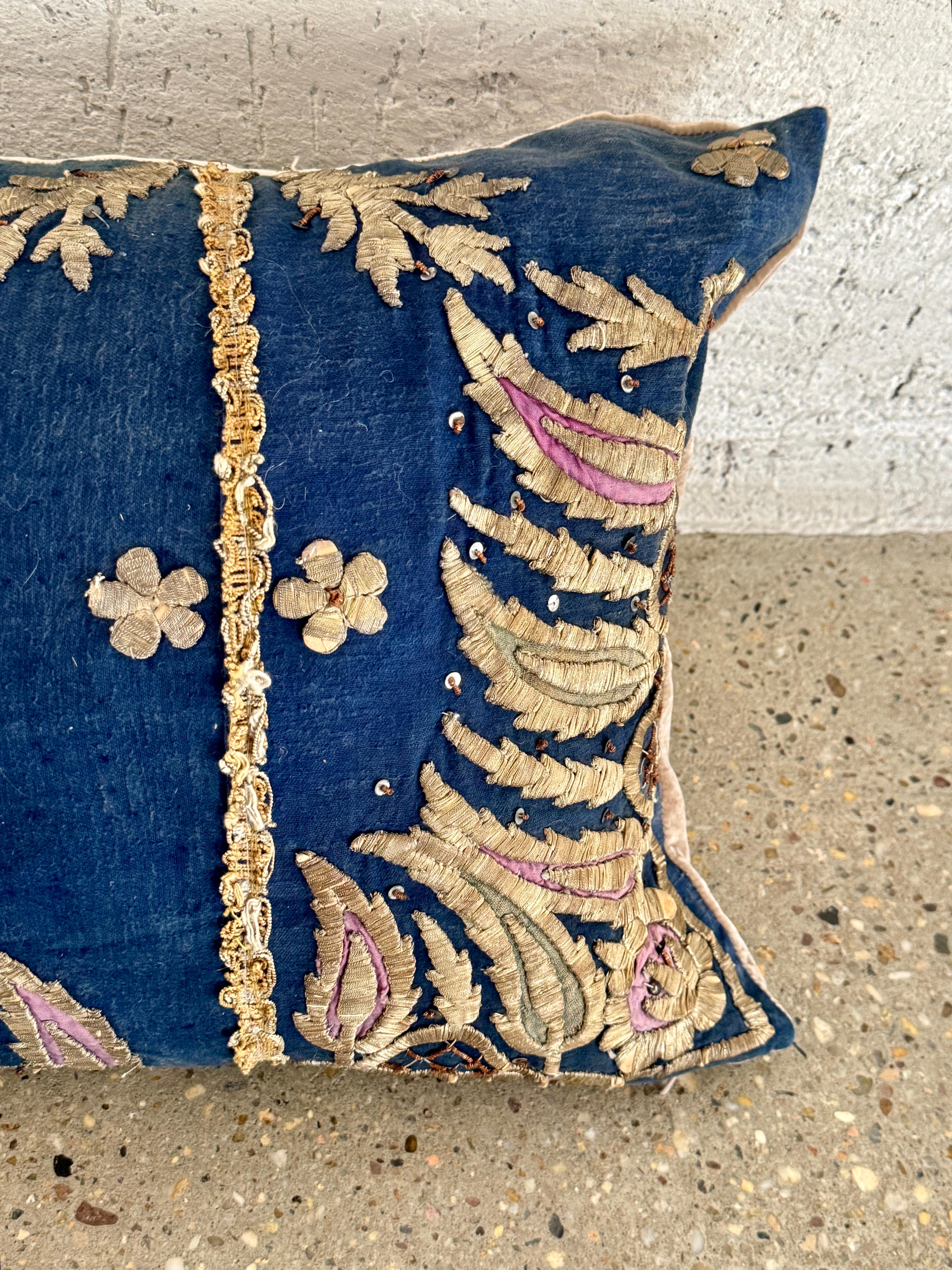 Almohada metálica / de seda uzbeka de finales del siglo XVIII en venta 2