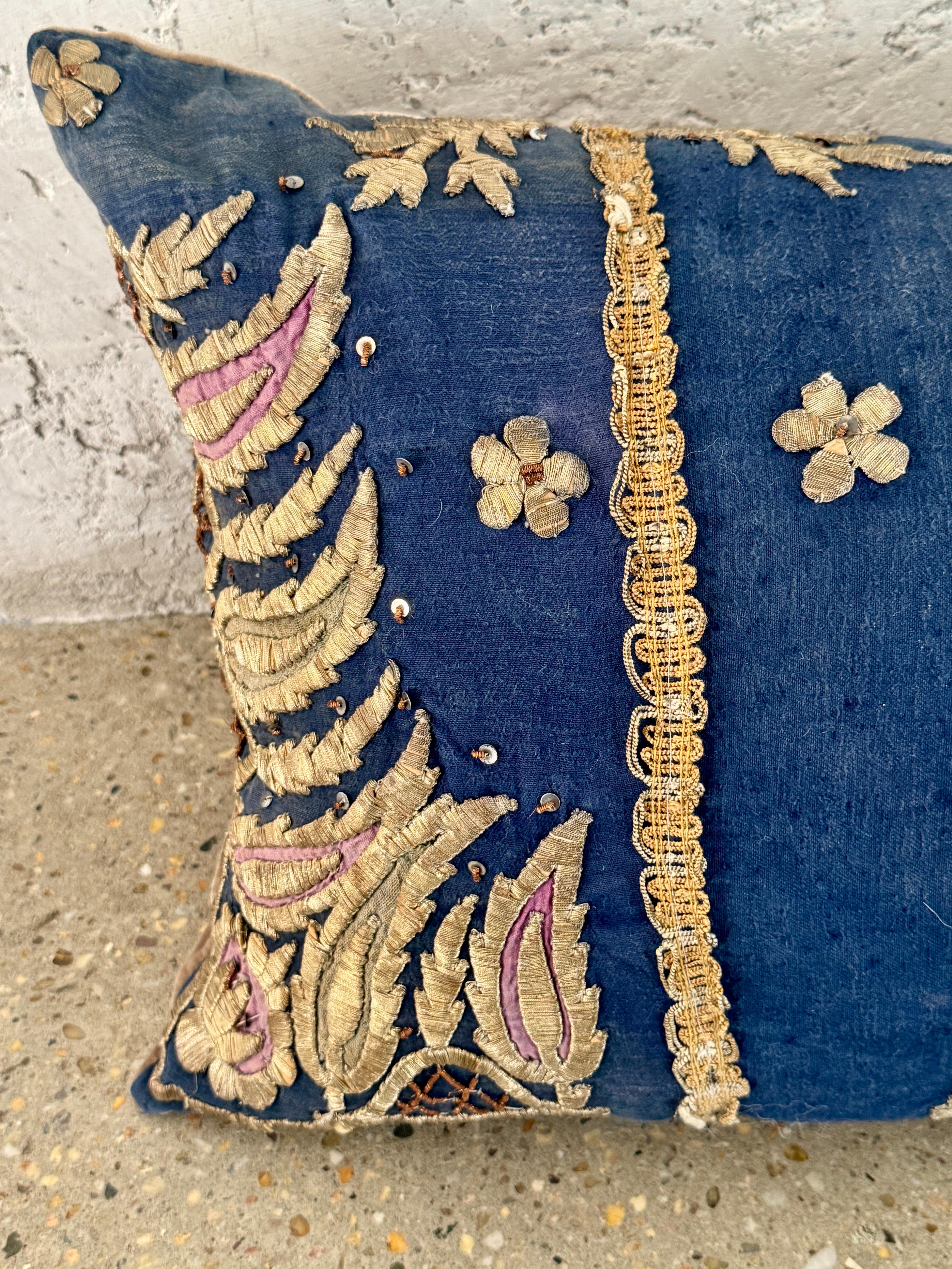 Almohada metálica / de seda uzbeka de finales del siglo XVIII en venta 10