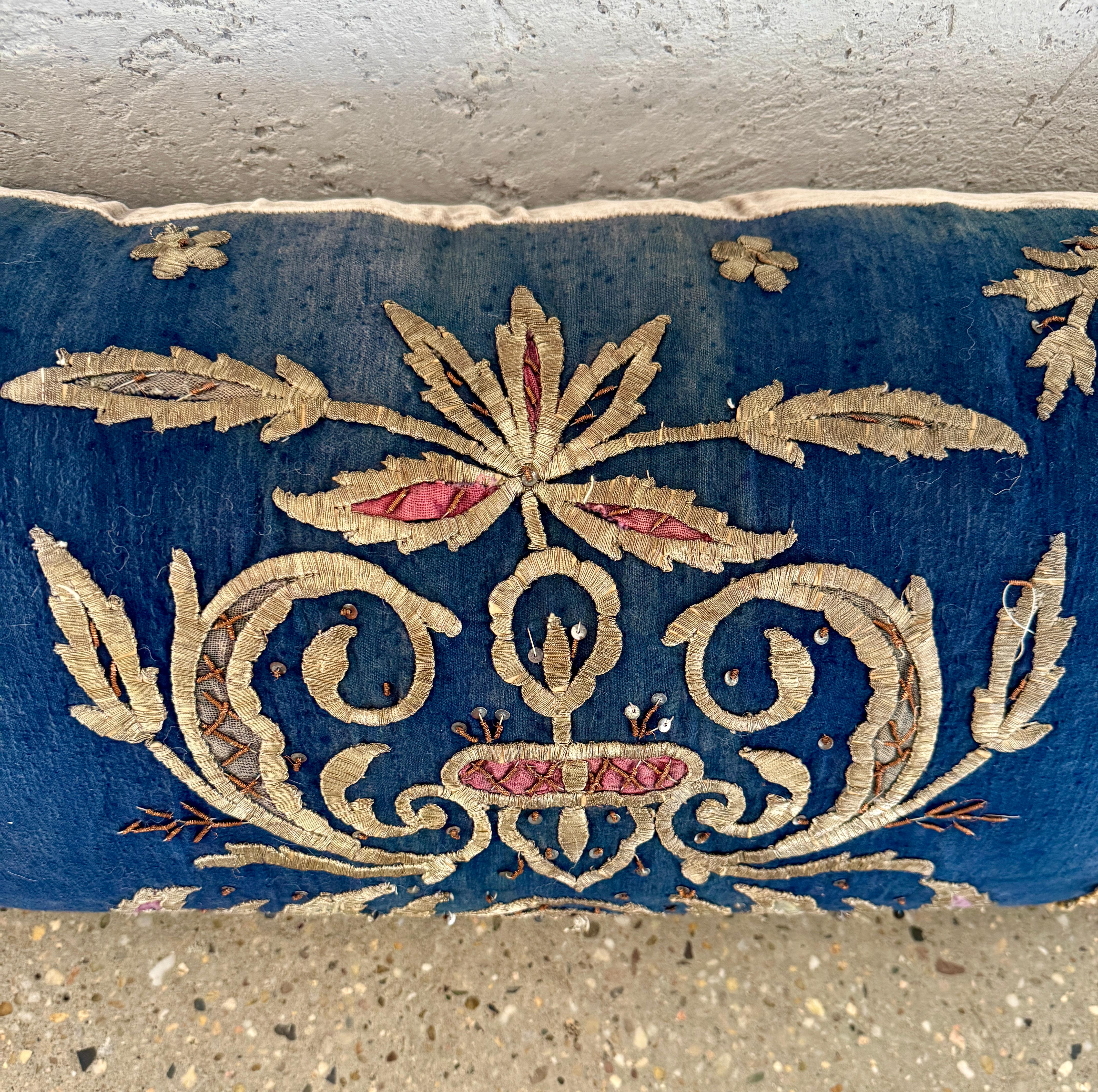 Almohada metálica / de seda uzbeka de finales del siglo XVIII siglo XIX en venta