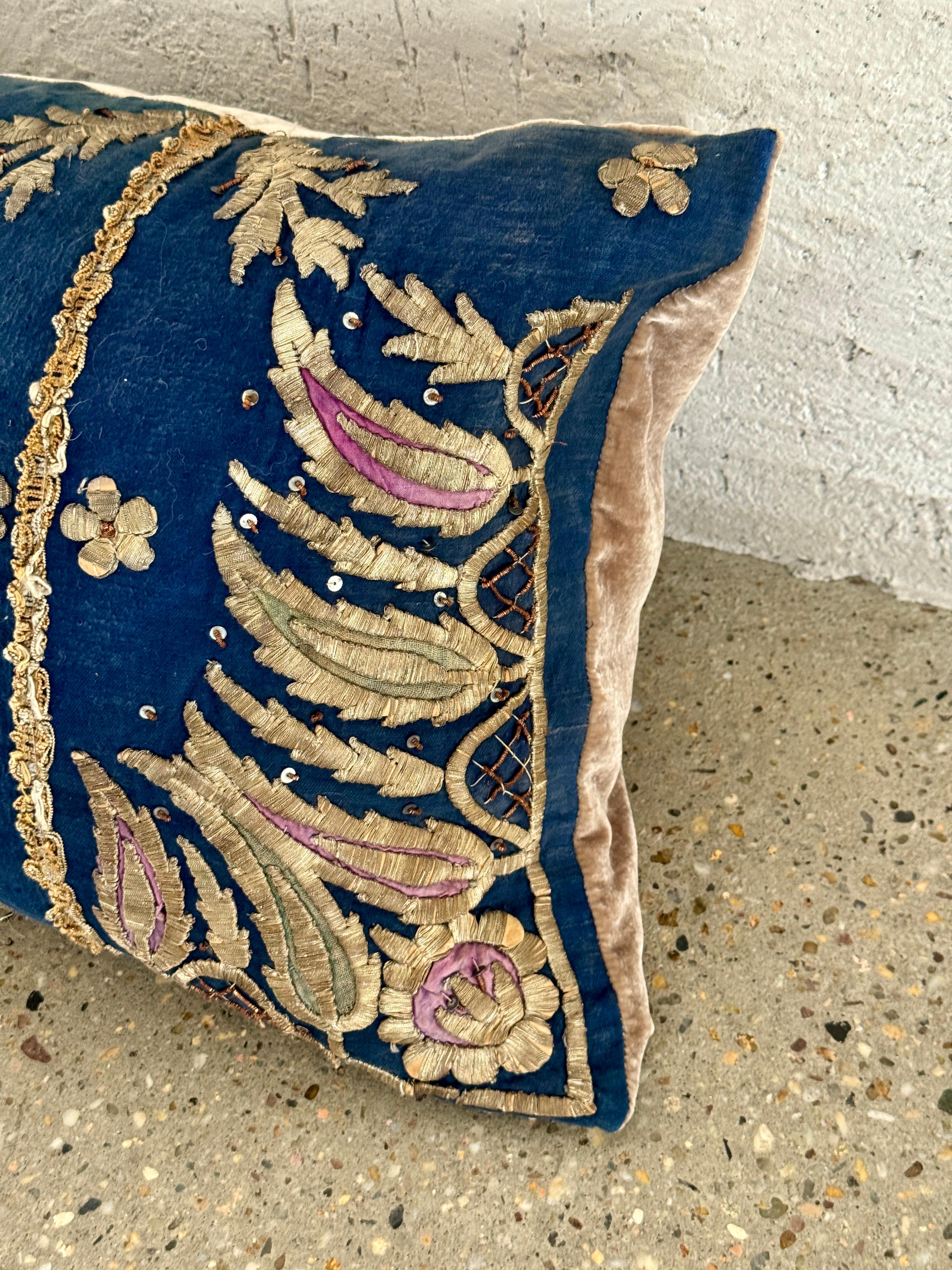 Almohada metálica / de seda uzbeka de finales del siglo XVIII en venta 3