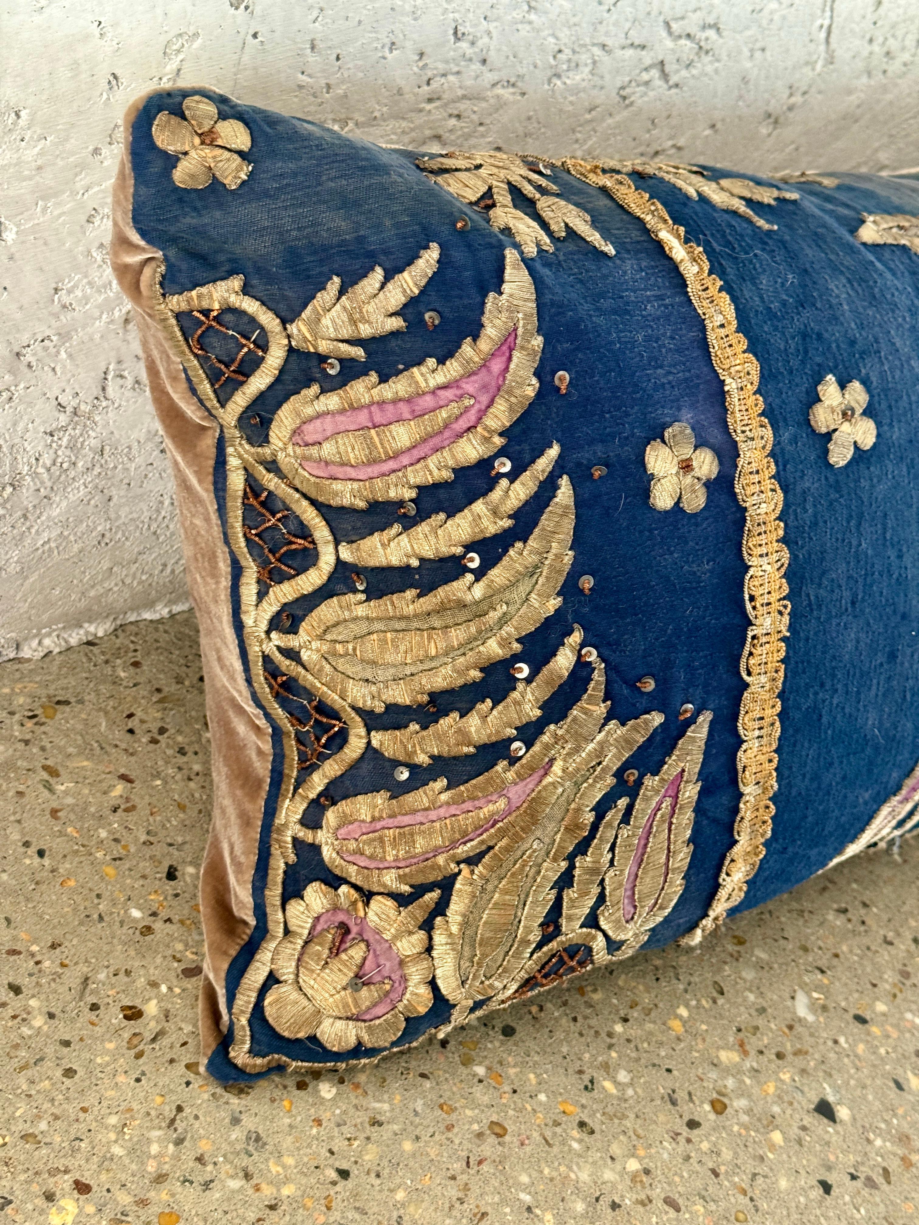 Almohada metálica / de seda uzbeka de finales del siglo XVIII en venta 1