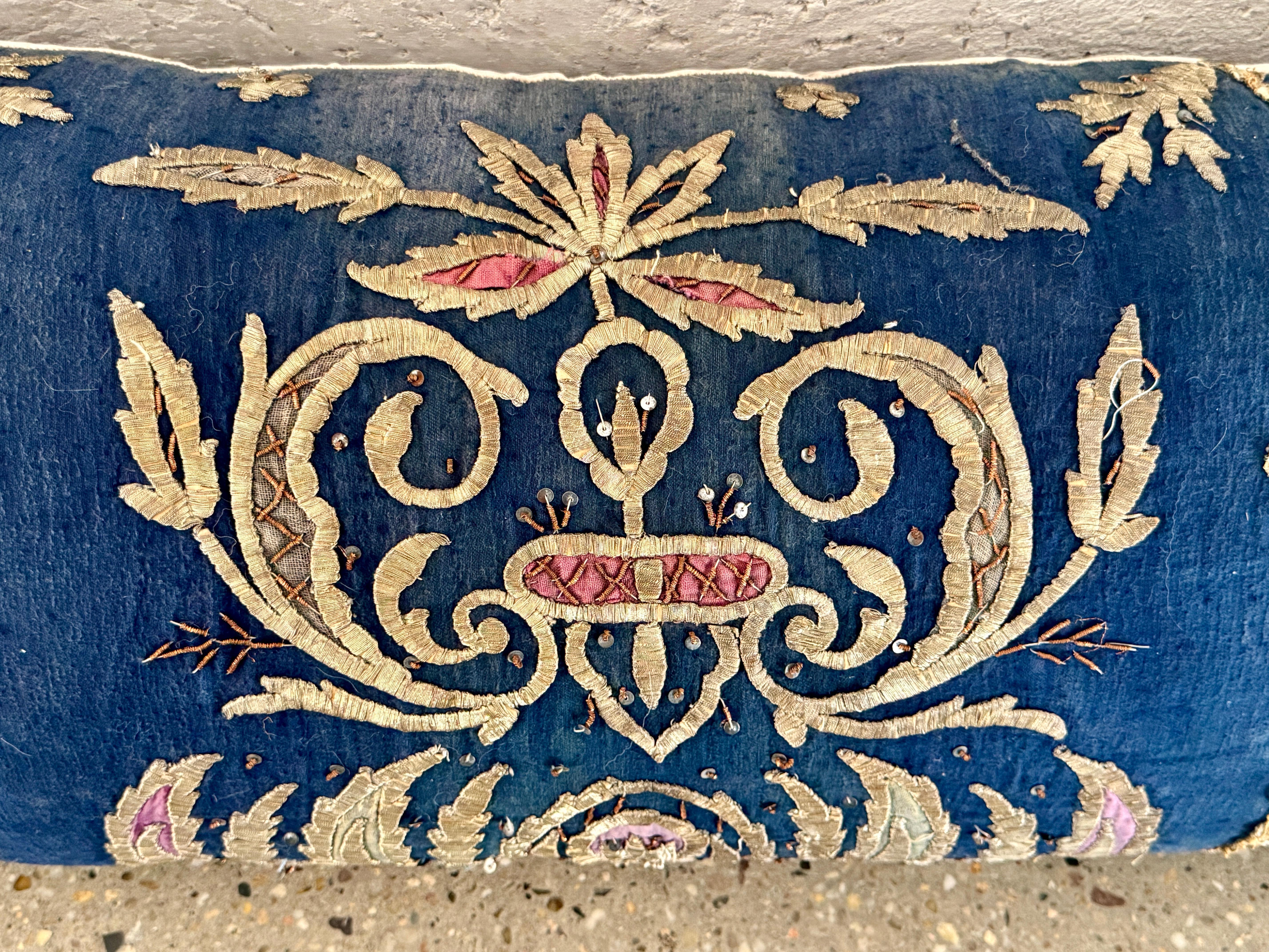 Almohada metálica / de seda uzbeka de finales del siglo XVIII Bordado en venta