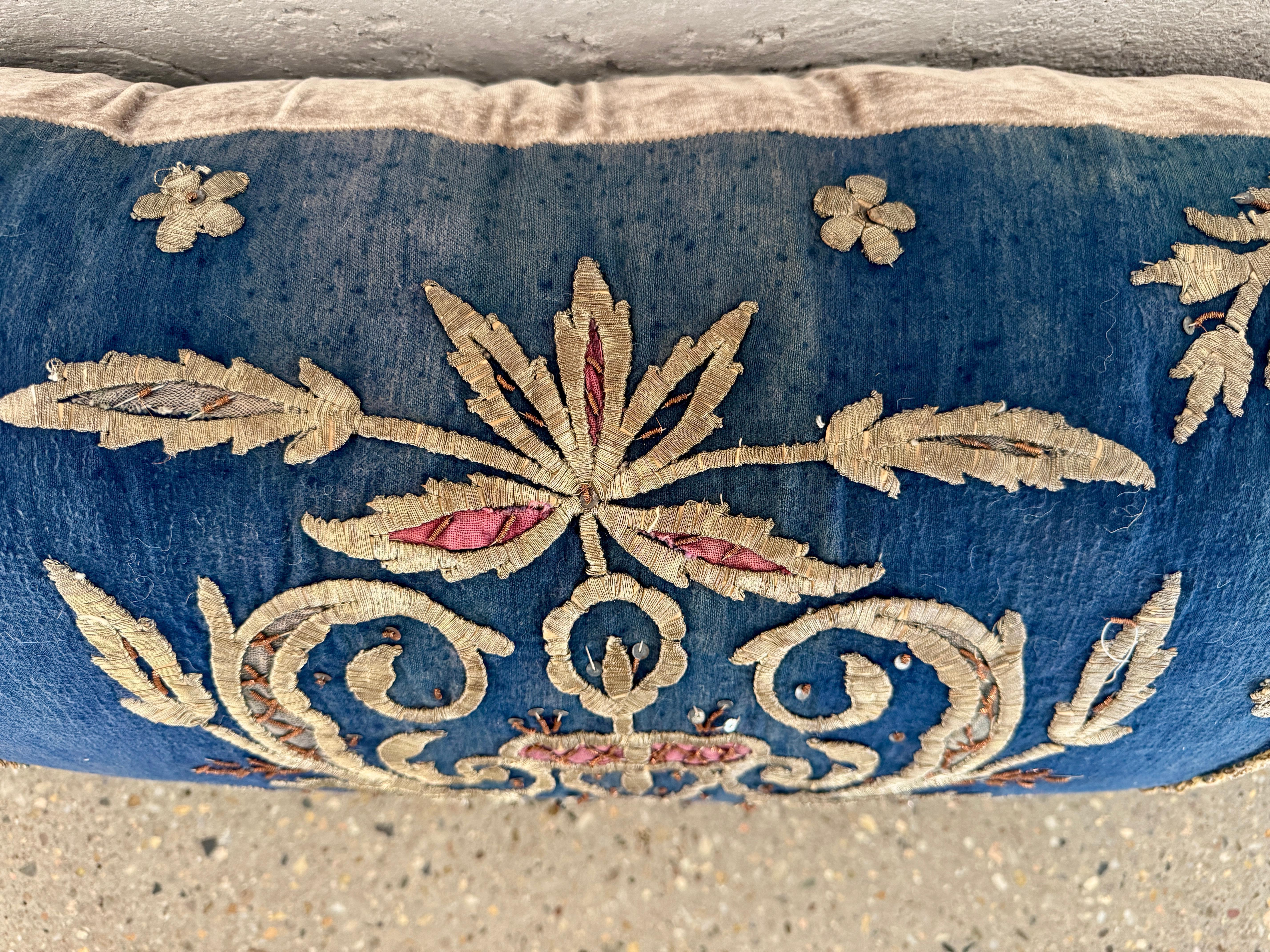 Almohada metálica / de seda uzbeka de finales del siglo XVIII Hilo metálico en venta