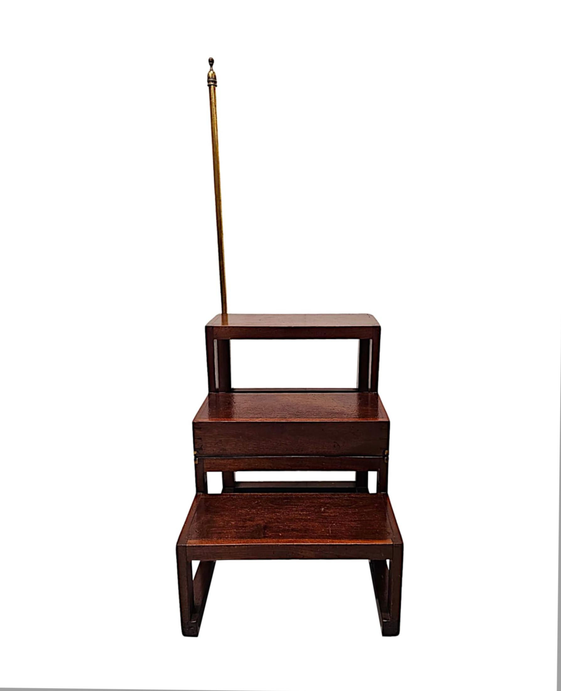 Très rare escalier de bibliothèque métamorphique en acajou du début du 19e siècle qui se transforme en pouf.  Cette pièce étonnante est d'une qualité exceptionnelle, finement sculptée à la main, avec une patine et un grain riches.  La main courante