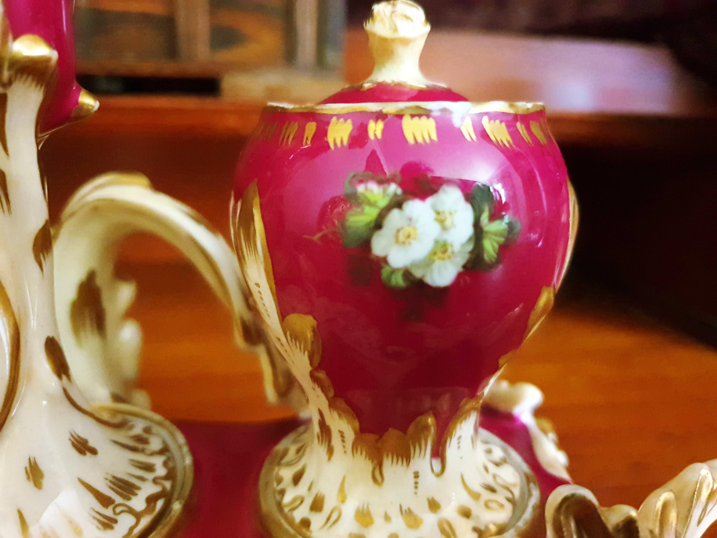 Early 19th Century Minton Hand Painted Ruby Red Inkwell In Good Condition For Sale In London, GB