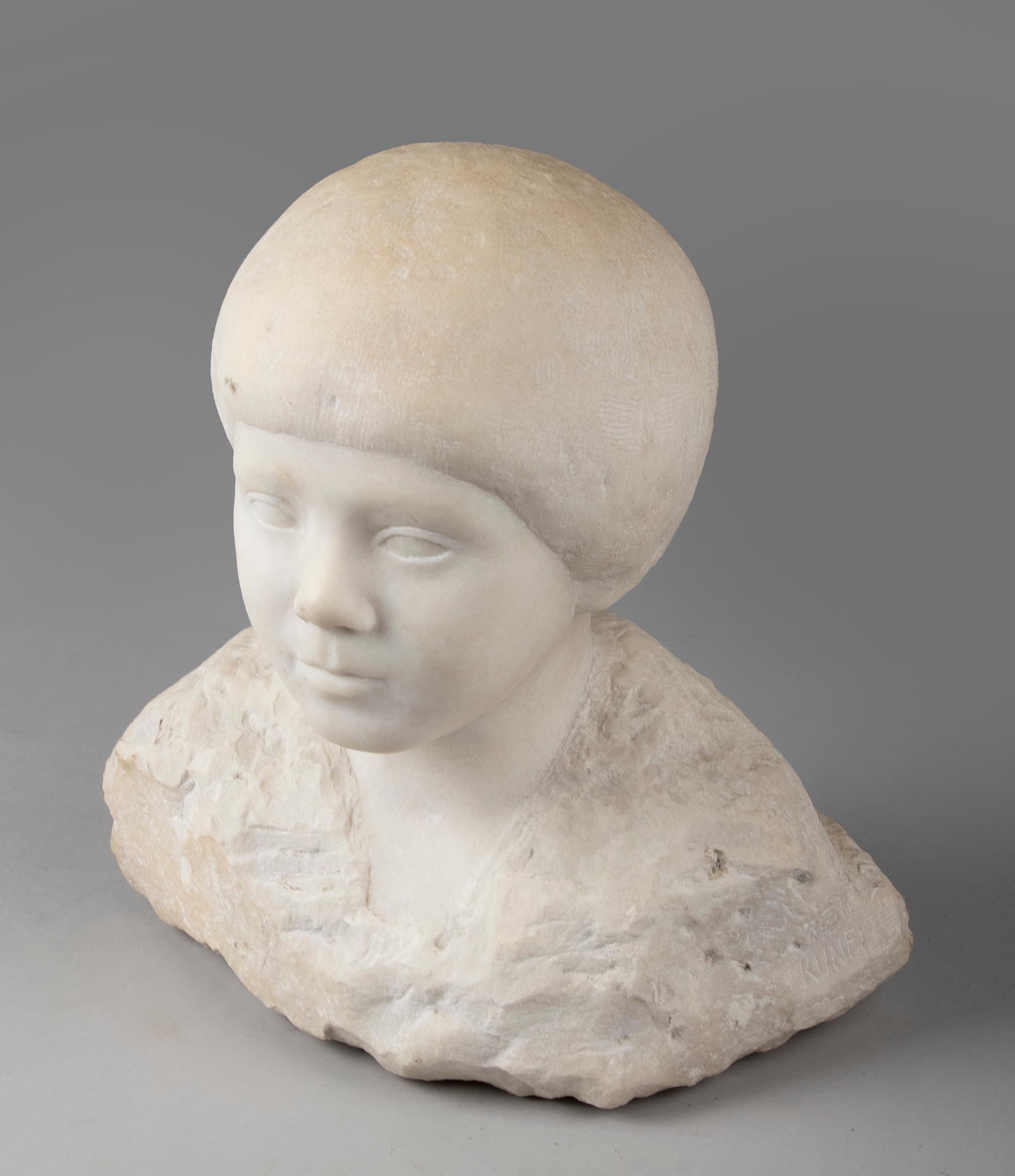 Early 20th Century Modernist Art Deco Statue of a Child Made of Carrara Marble For Sale 4
