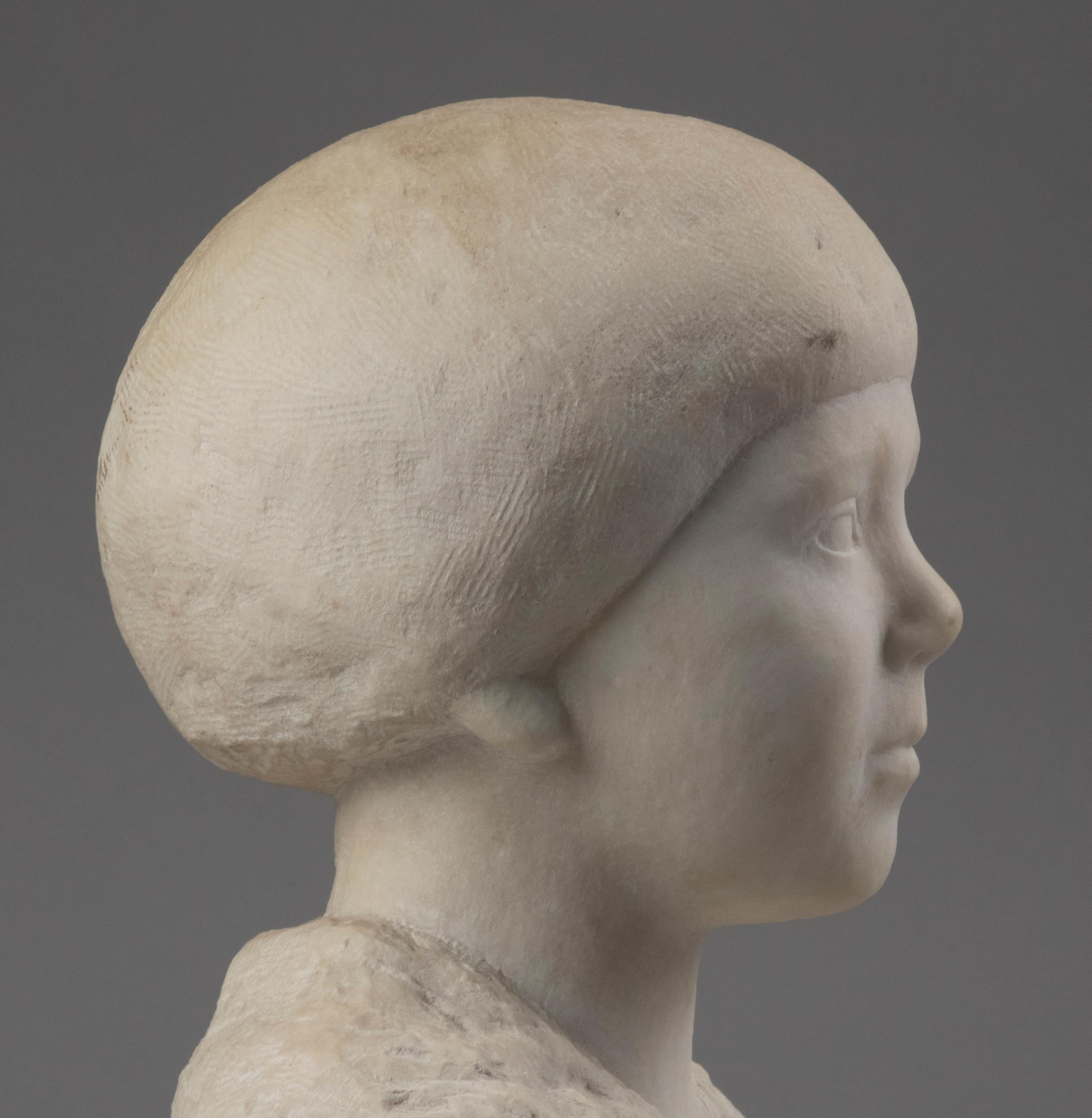 Modernistische Art-Déco-Statue eines Kindes aus Carrara-Marmor aus dem frühen 20. Jahrhundert im Angebot 5