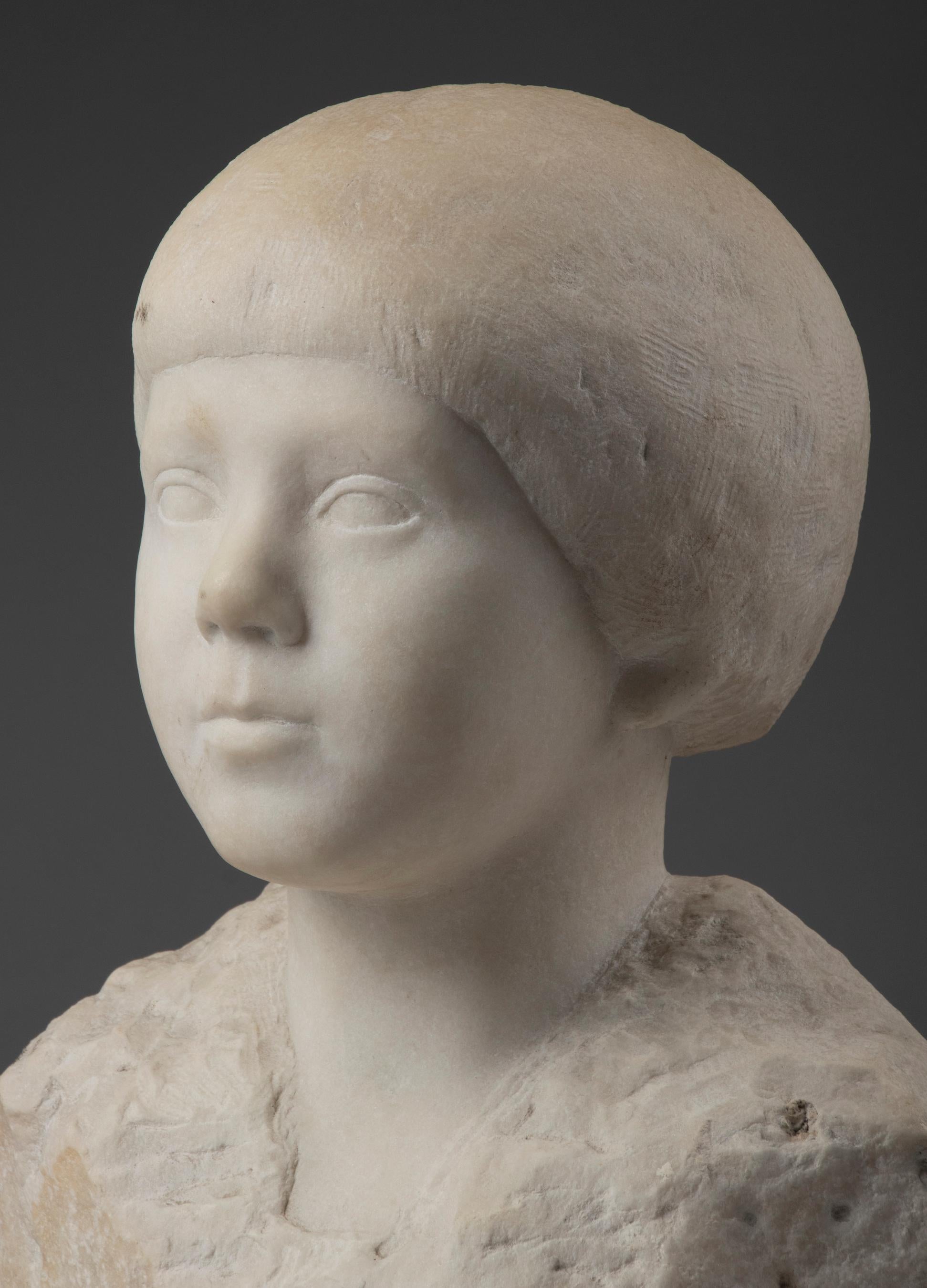 Modernistische Art-Déco-Statue eines Kindes aus Carrara-Marmor aus dem frühen 20. Jahrhundert im Angebot 9