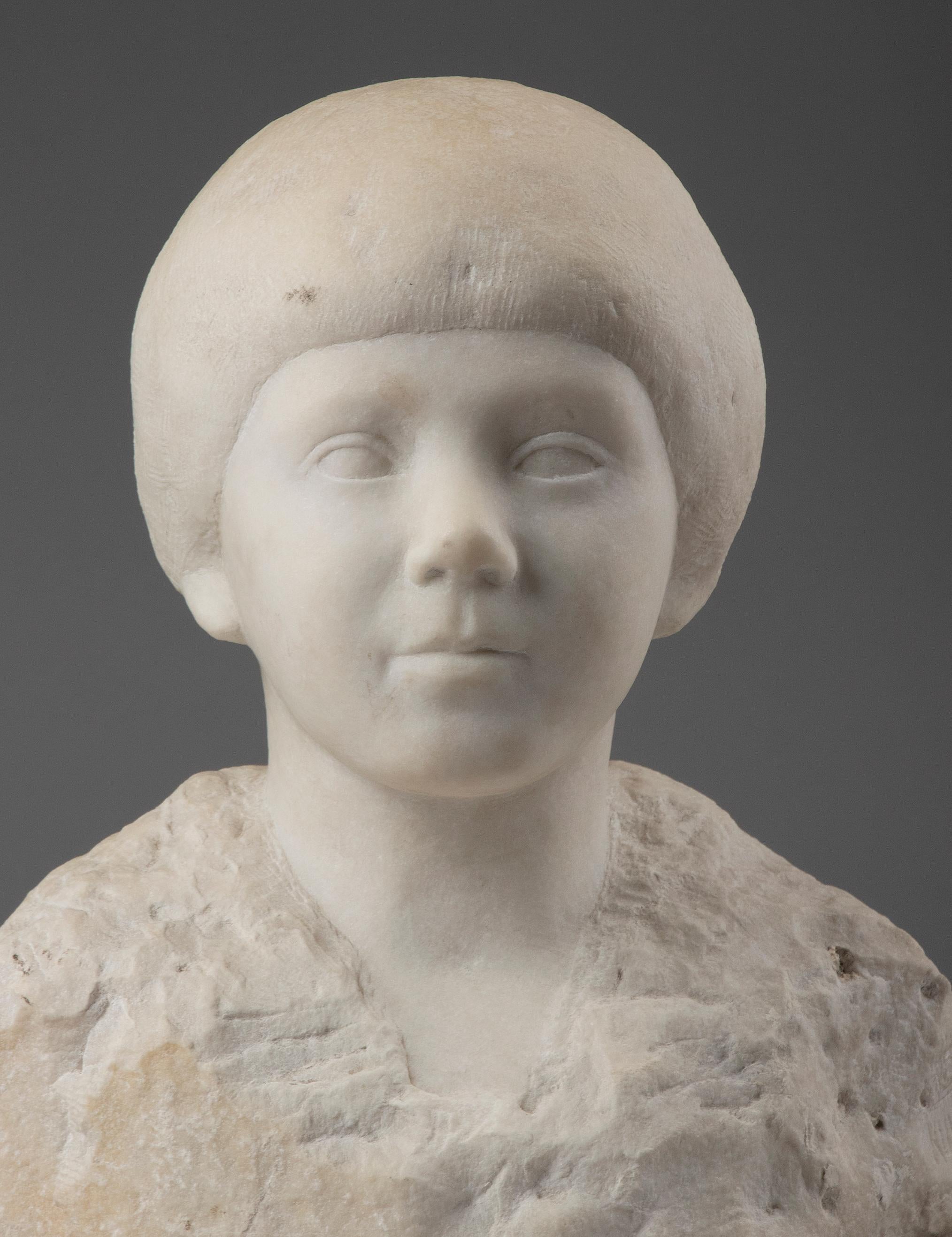 Modernistische Art-Déco-Statue eines Kindes aus Carrara-Marmor aus dem frühen 20. Jahrhundert (Mitte des 20. Jahrhunderts) im Angebot