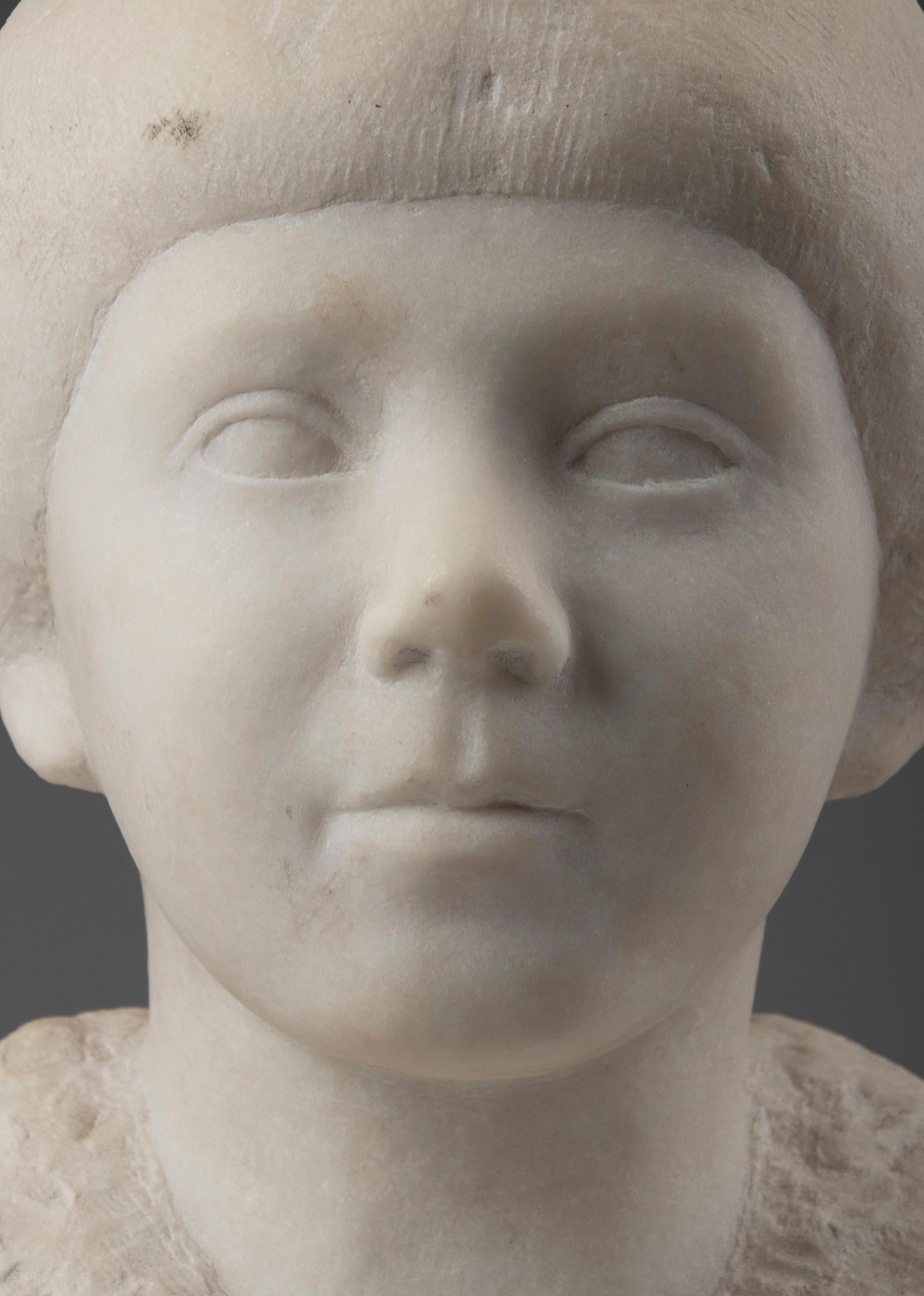 Modernistische Art-Déco-Statue eines Kindes aus Carrara-Marmor aus dem frühen 20. Jahrhundert im Angebot 2