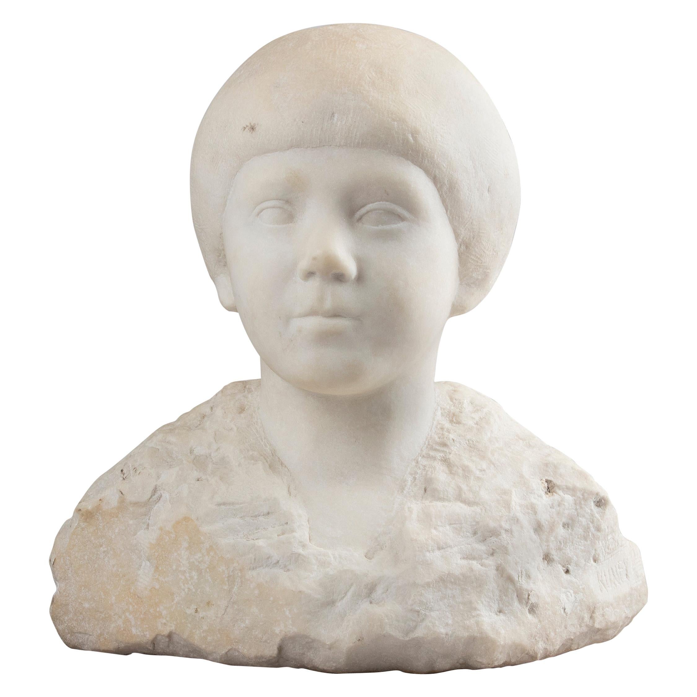Modernistische Art-Déco-Statue eines Kindes aus Carrara-Marmor aus dem frühen 20. Jahrhundert im Angebot