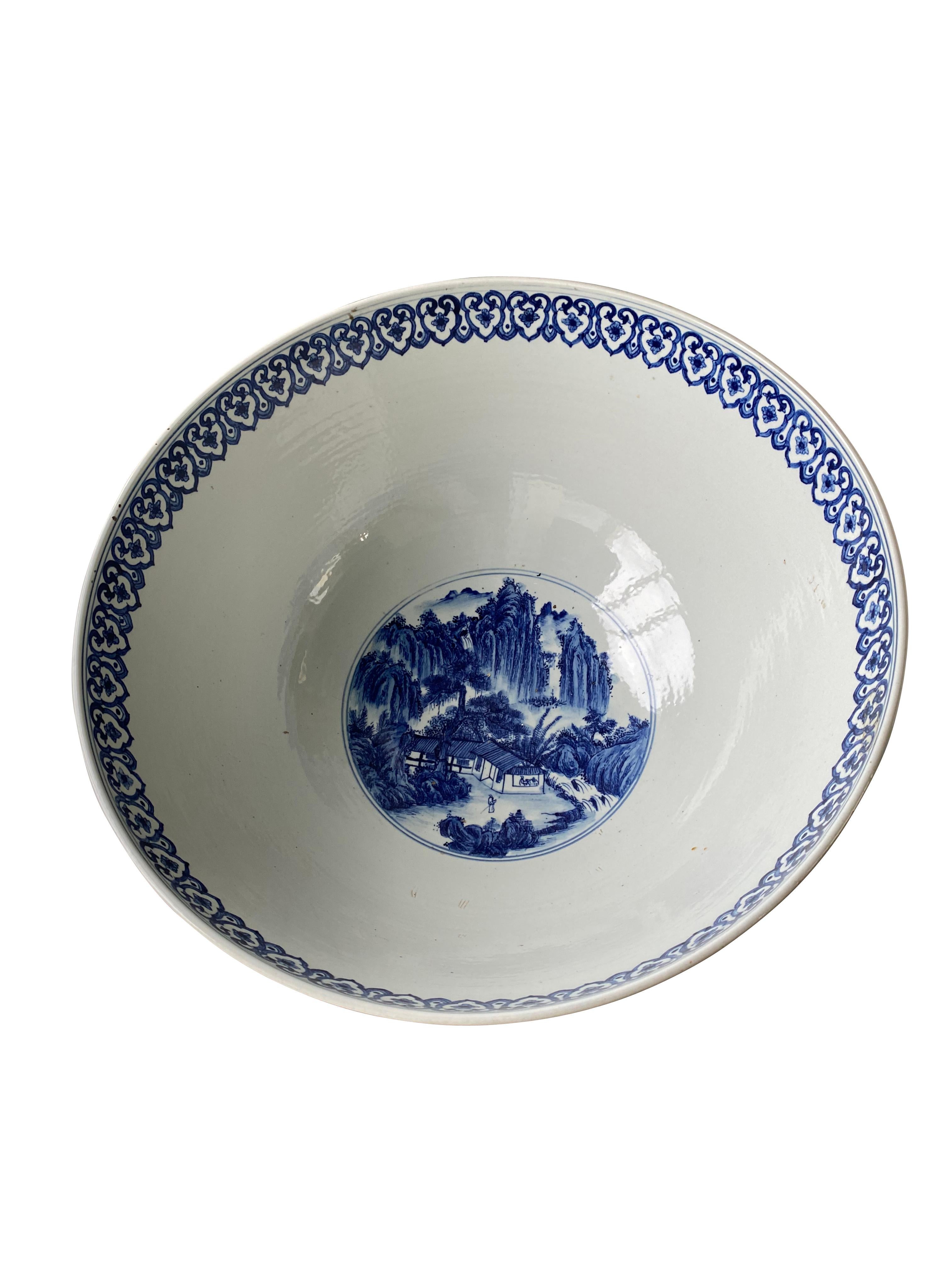 Très rare et unique bol monumental de chinoiserie bleu et blanc surdimensionné en excellent état ! Idéal pour un grand foyer, une table basse, une table de salle à manger ou une console à remplir et à exposer ou seule.