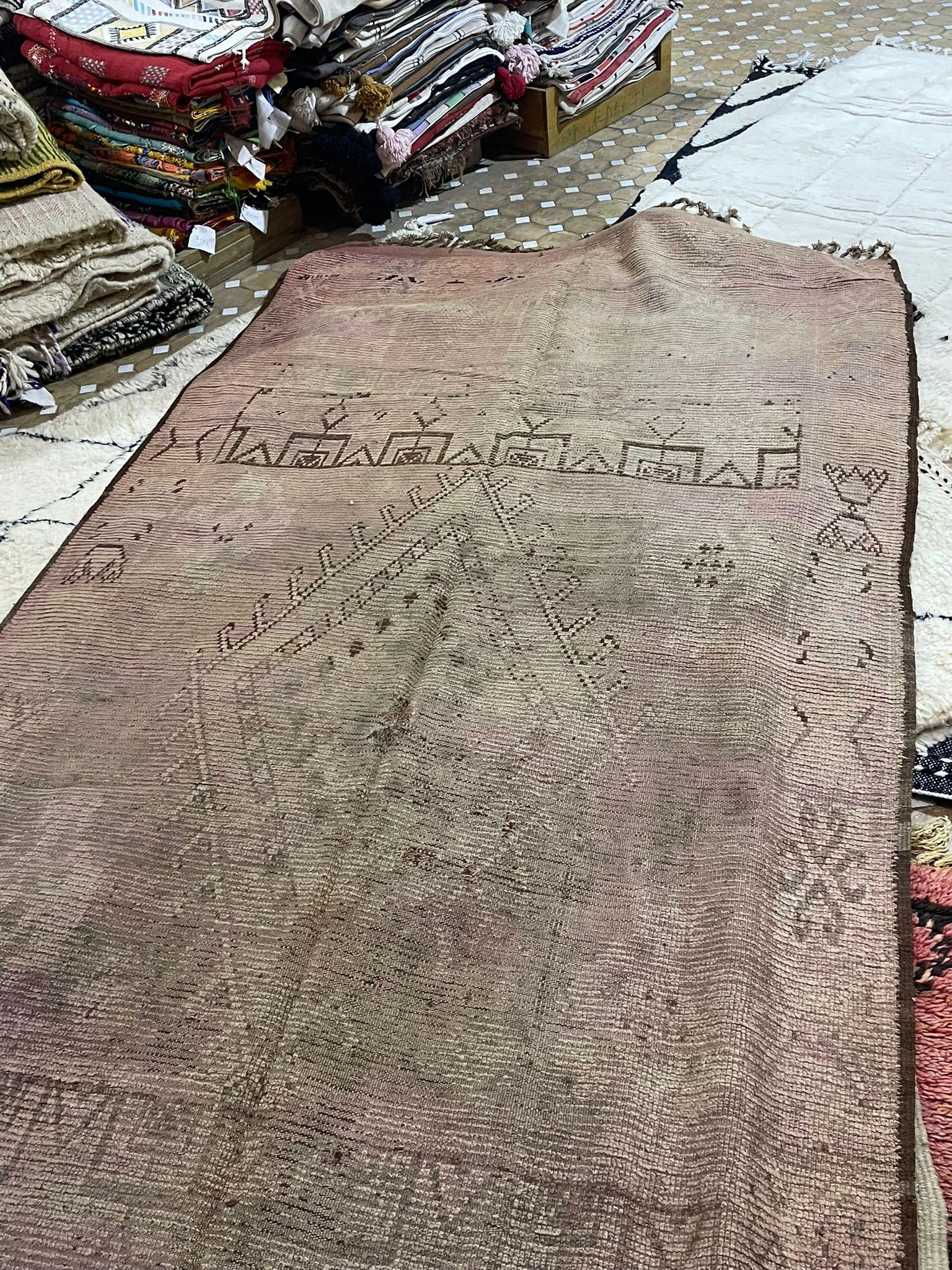 Early 19th-Century Moroccan Tribal Flatweave Rug with Faded Geometric Medallions For Sale 4