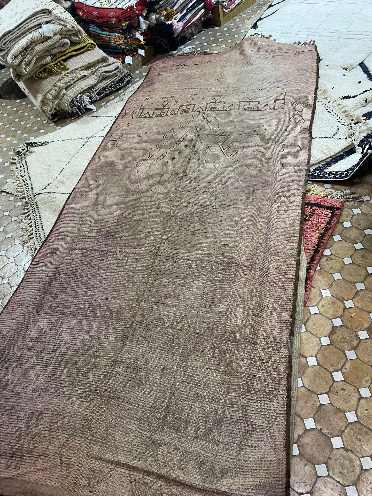 Early 19th-Century Moroccan Tribal Flatweave Rug with Faded Geometric Medallions For Sale 7