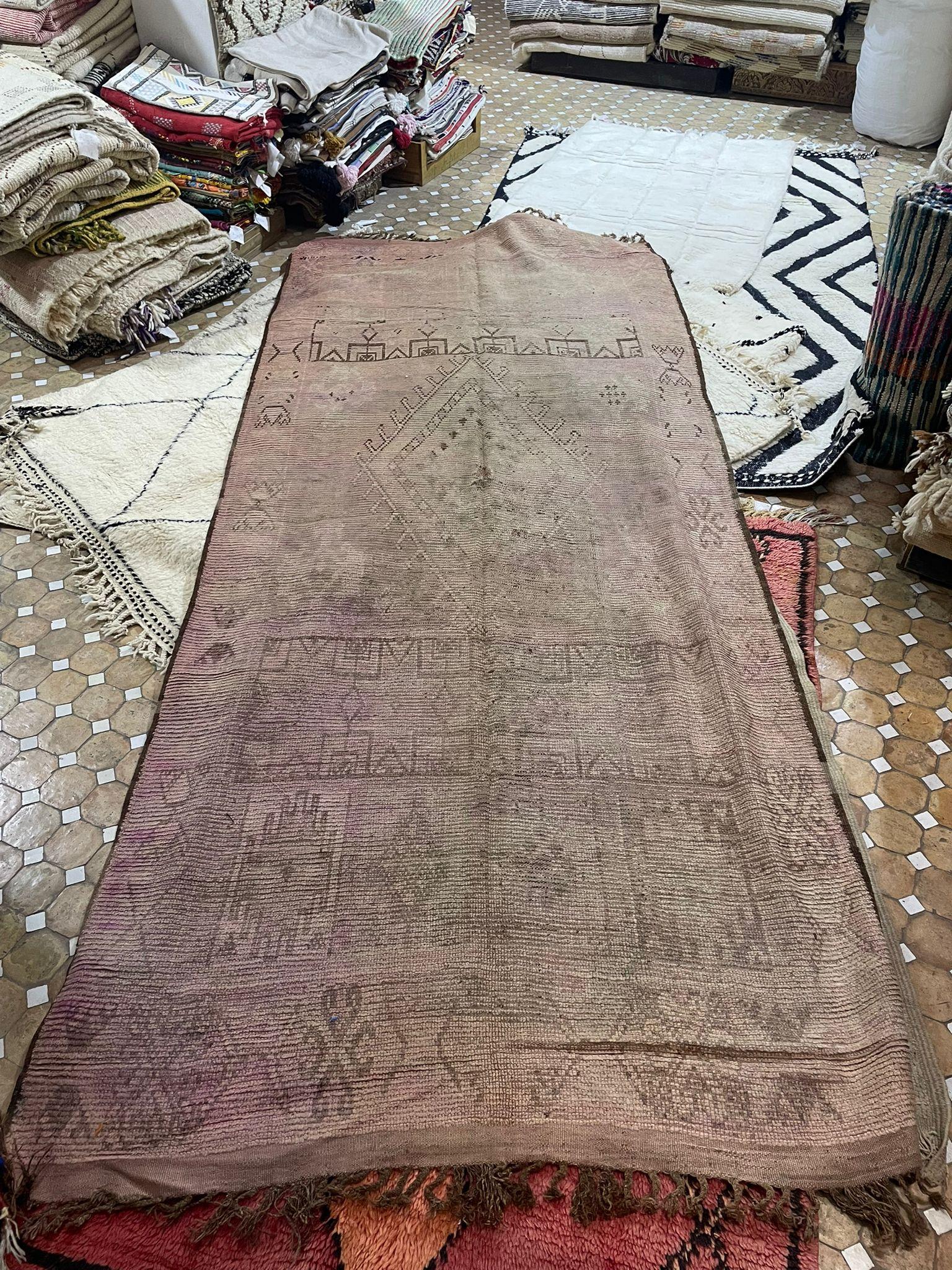 Early 19th-Century Moroccan Tribal Flatweave Rug with Faded Geometric Medallions For Sale 8