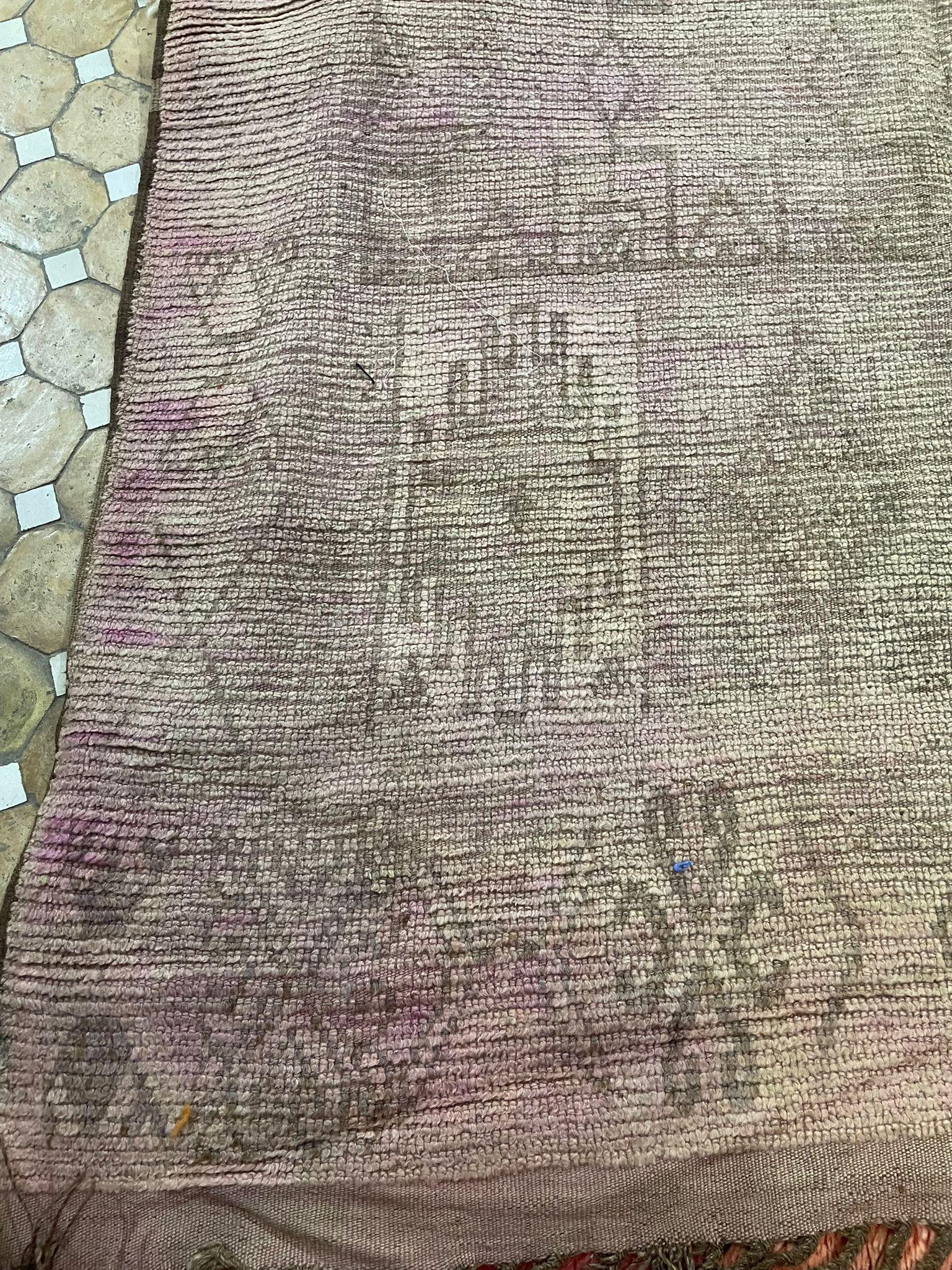 Early 19th-Century Moroccan Tribal Flatweave Rug with Faded Geometric Medallions In Good Condition For Sale In Wrexham, GB