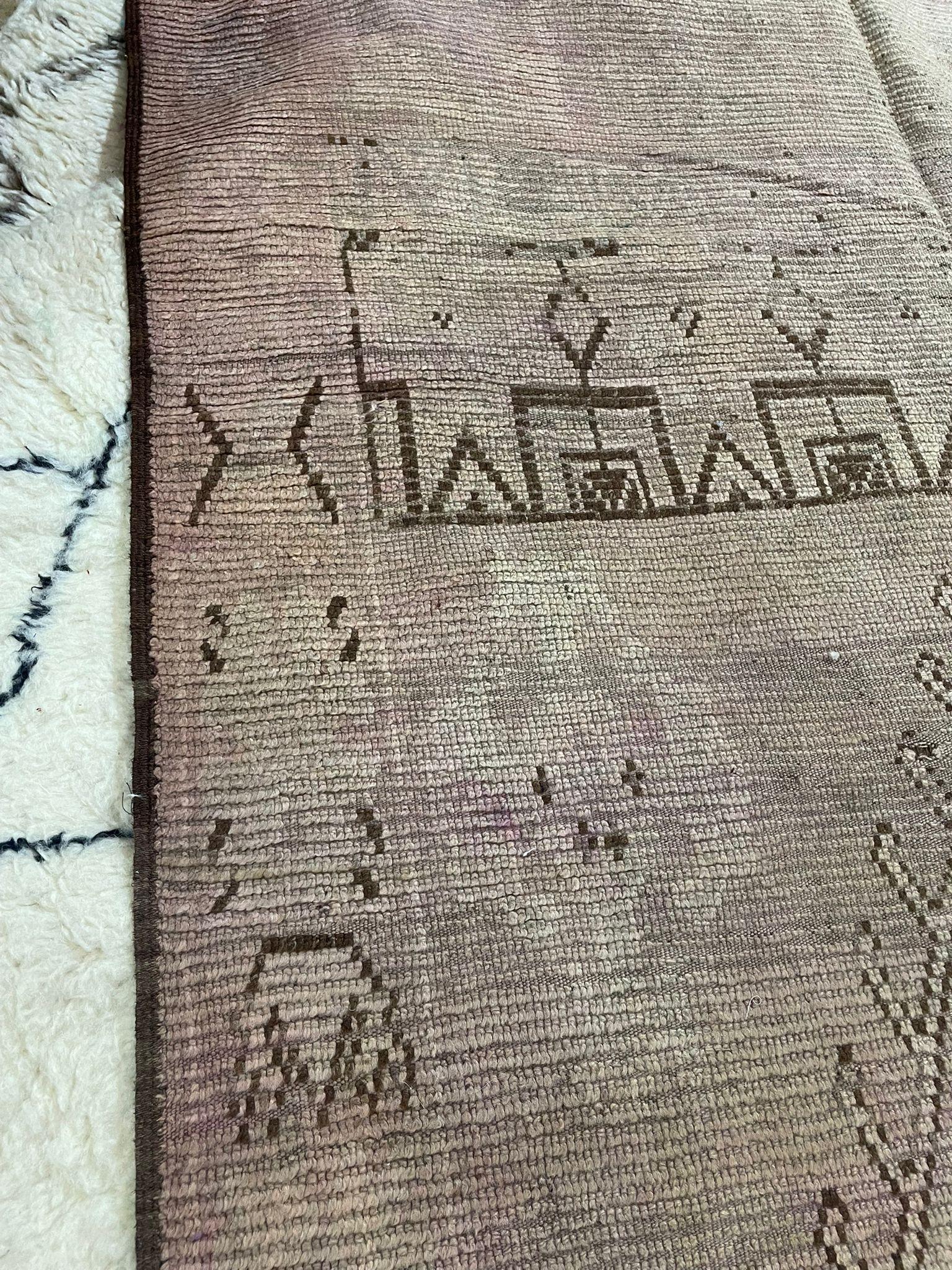 Wool Early 19th-Century Moroccan Tribal Flatweave Rug with Faded Geometric Medallions For Sale