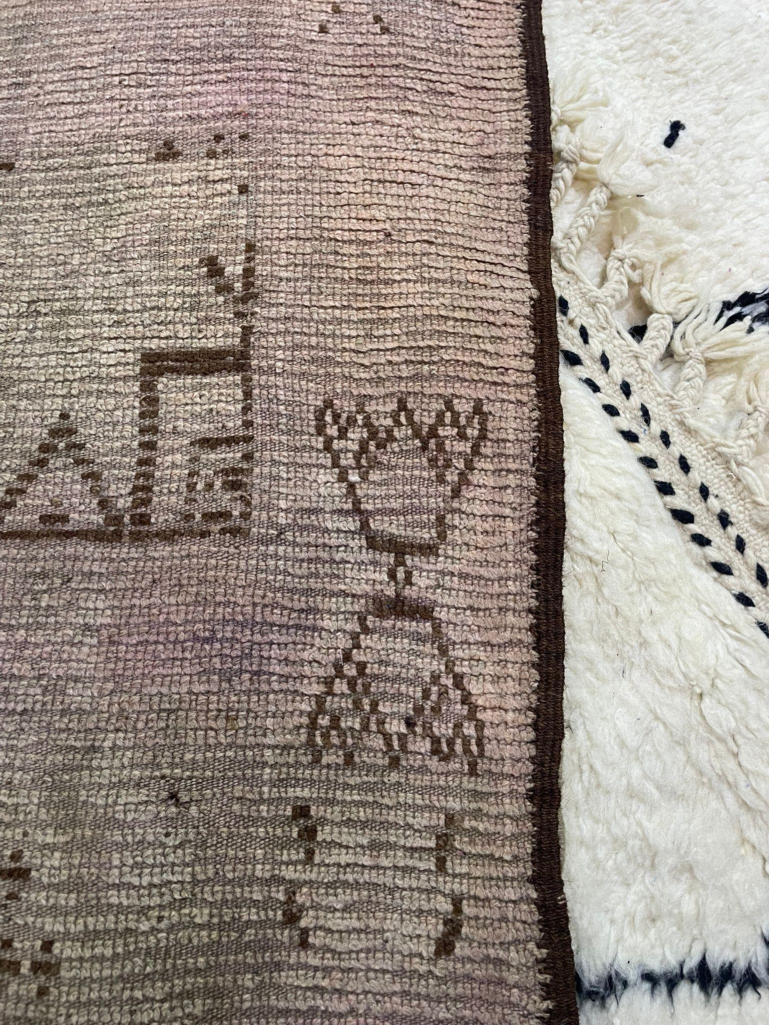 Early 19th-Century Moroccan Tribal Flatweave Rug with Faded Geometric Medallions For Sale 2