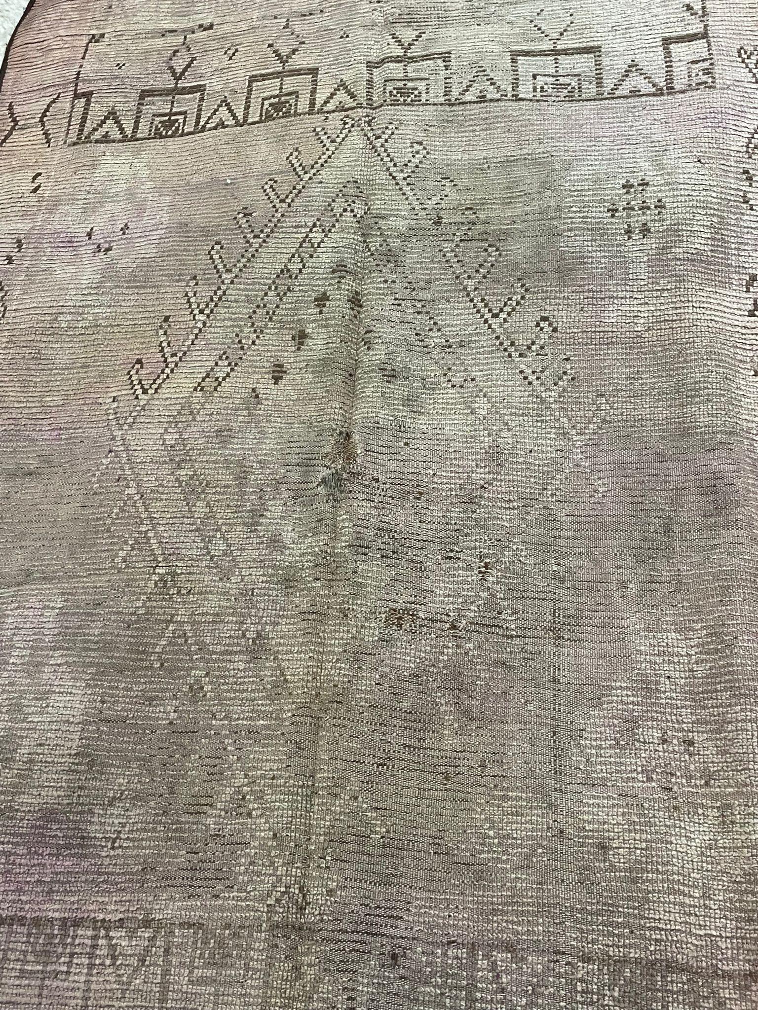 Early 19th-Century Moroccan Tribal Flatweave Rug with Faded Geometric Medallions For Sale 3