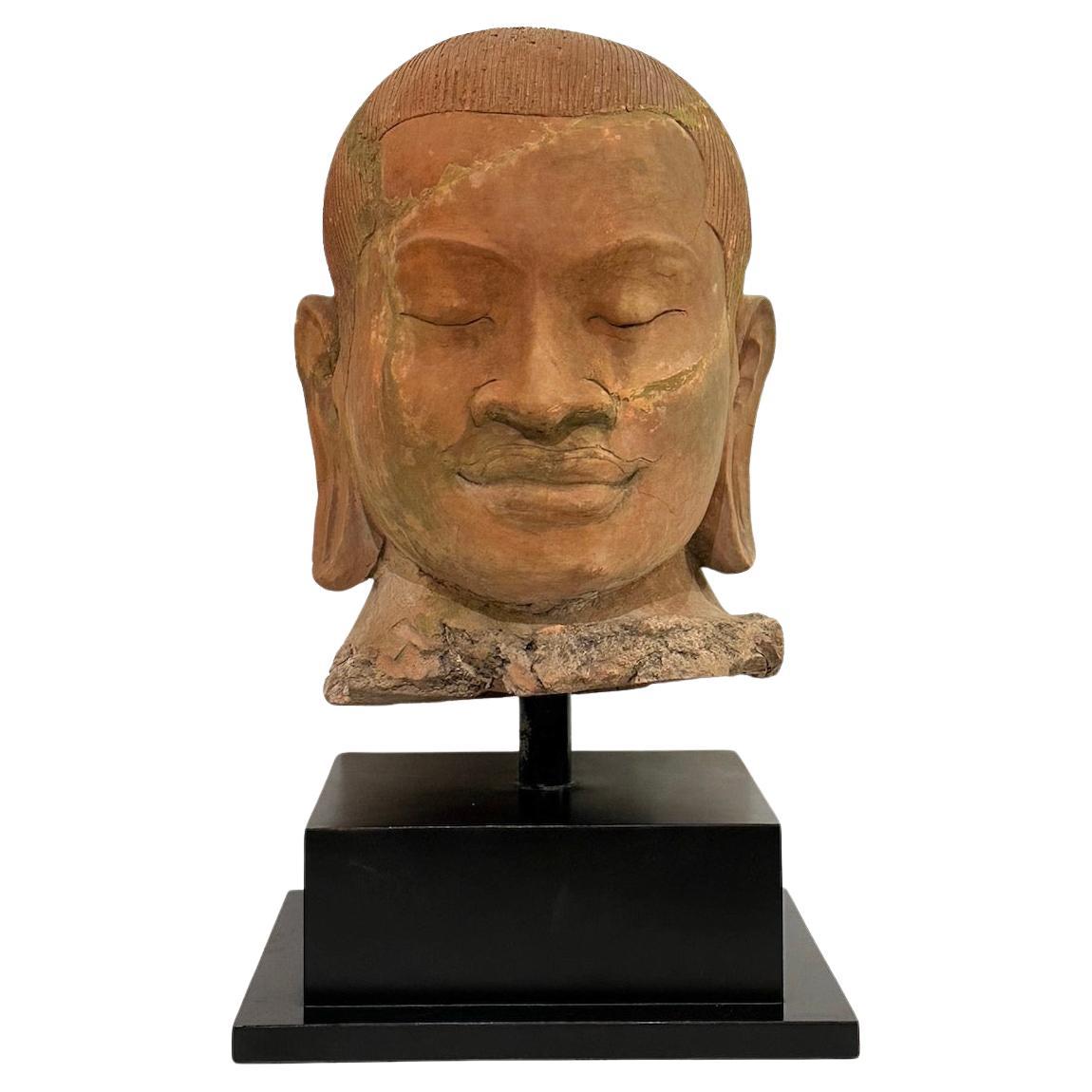 Escultura de terracota moldeada de un bodhisattva, de principios del siglo XIX, montada posteriormente sobre una base de madera laminada.
