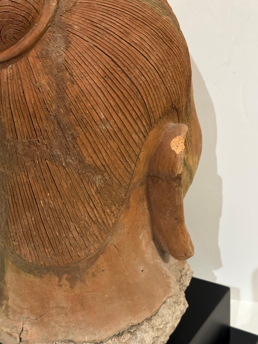 Bodhisattva de terracota montado de principios del siglo XIX en venta 1