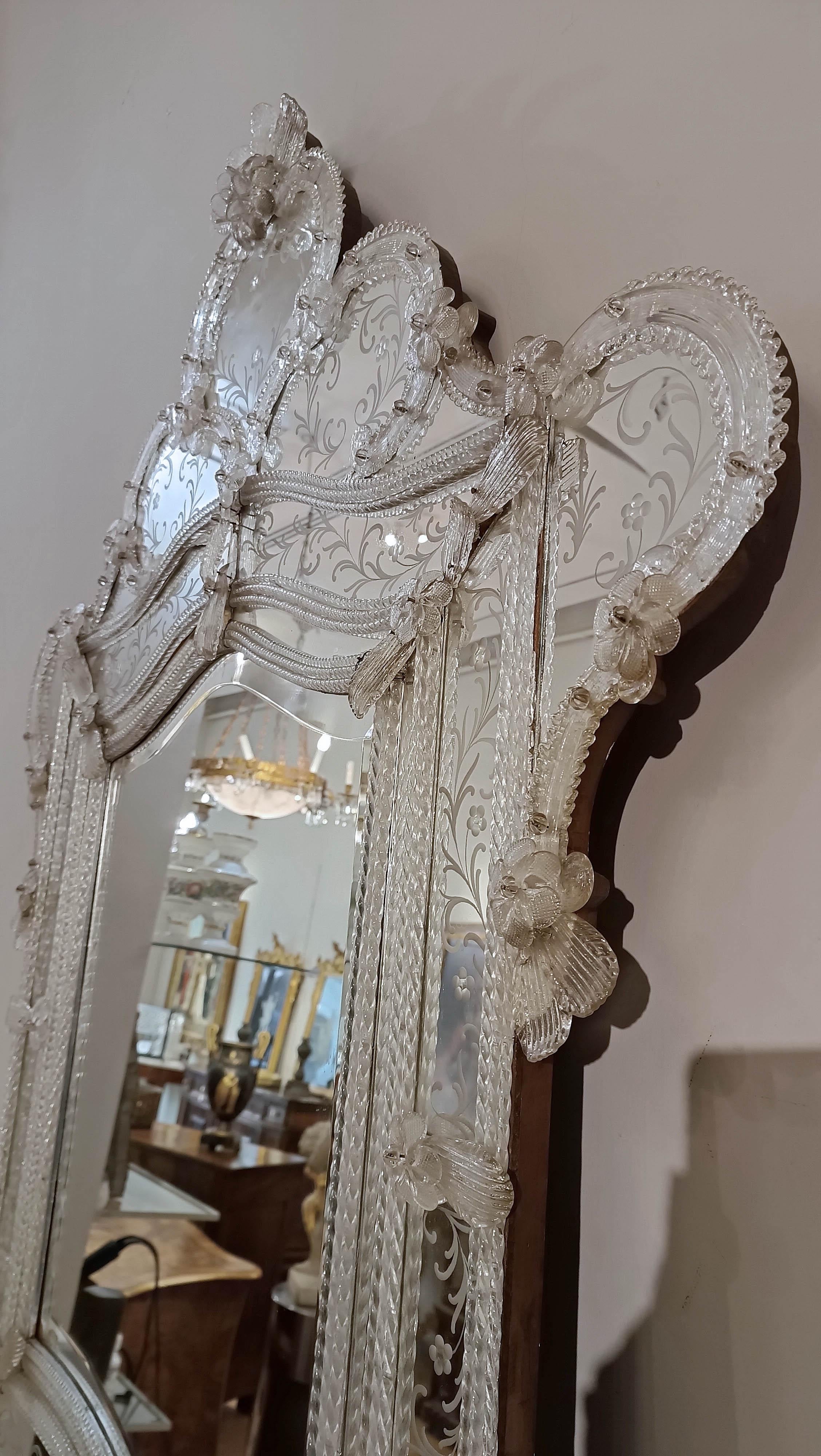 Espejo de cristal de murano de principios del siglo xix Hecho a mano en venta