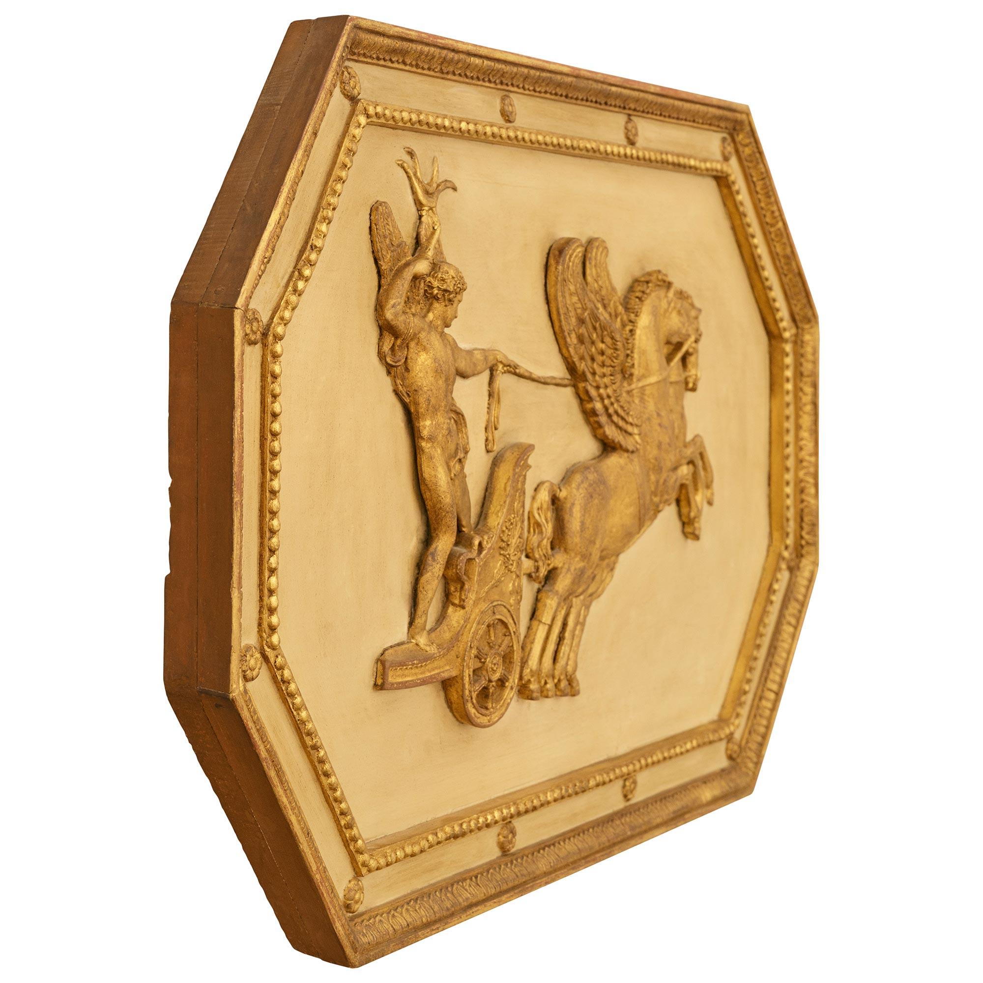 Néoclassique Début du 19e siècle Plaque néo-classique en bois et bois doré patiné en vente