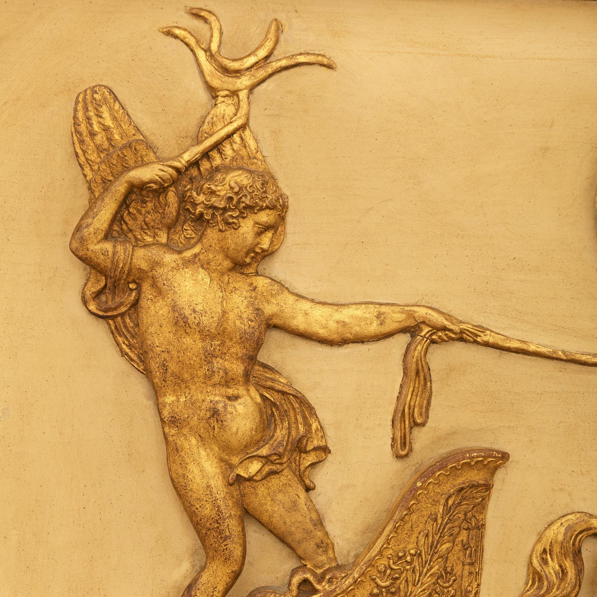 Patiné Début du 19e siècle Plaque néo-classique en bois et bois doré patiné en vente