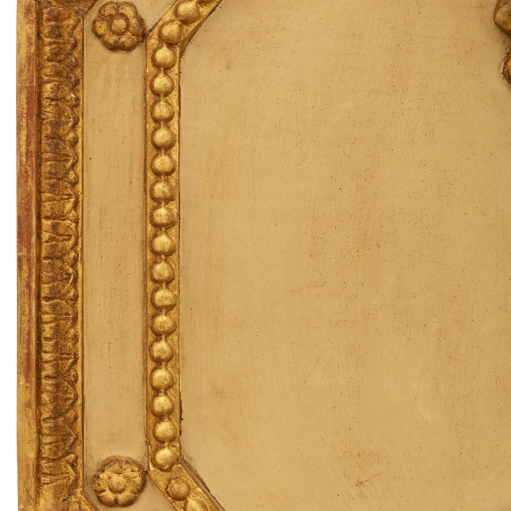 XIXe siècle Début du 19e siècle Plaque néo-classique en bois et bois doré patiné en vente