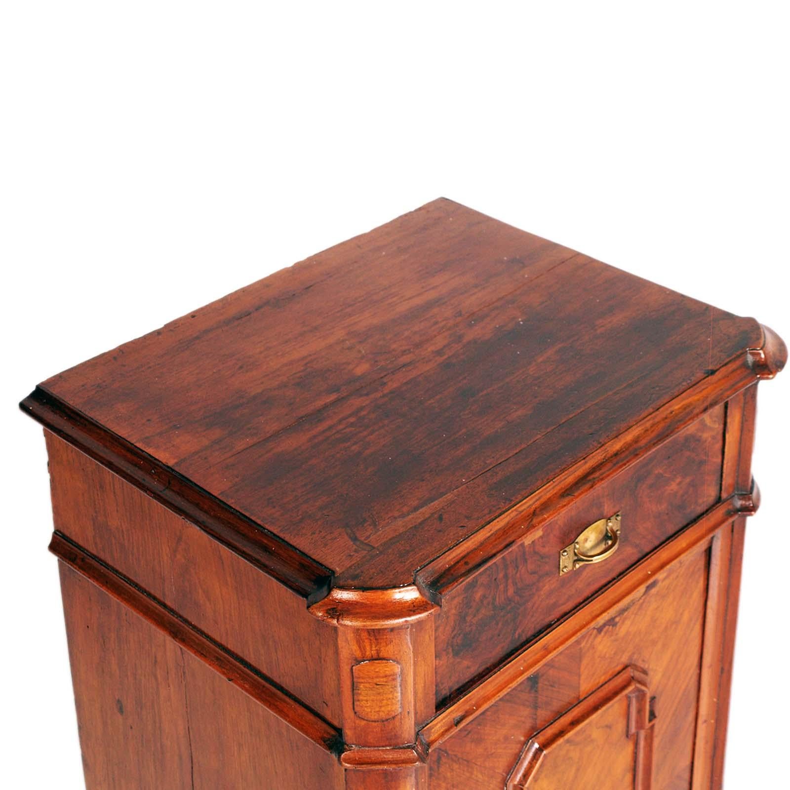 Early 19th Century neoclassical bedside table, nightstand in Walnut & Walnut Burl, wax polished.
All original valuable cabinet with a beautiful antique patina.