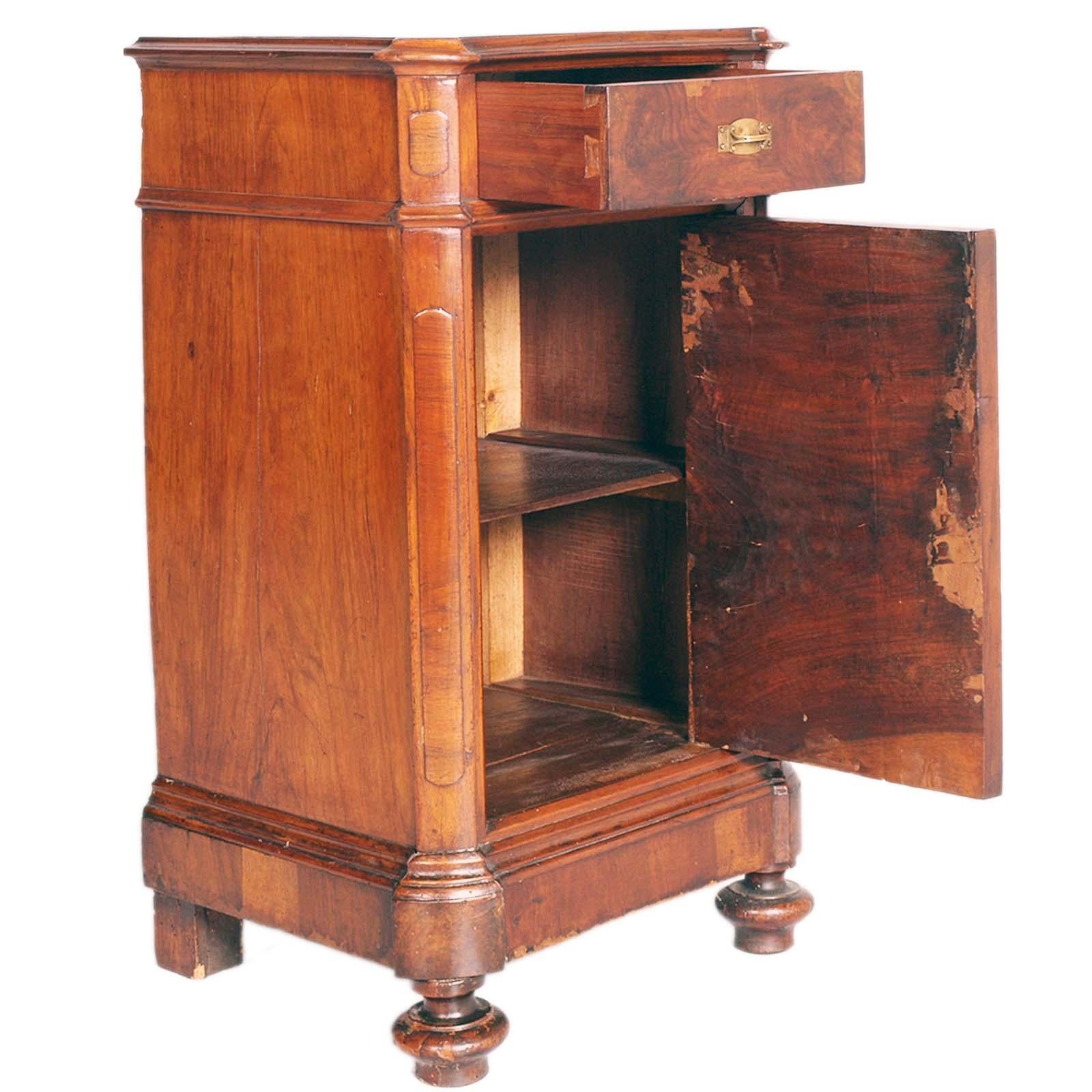 Early 19th Century Neoclassical Bedside Table, Nightstand Walnut & Briar Walnut In Good Condition For Sale In Vigonza, Padua