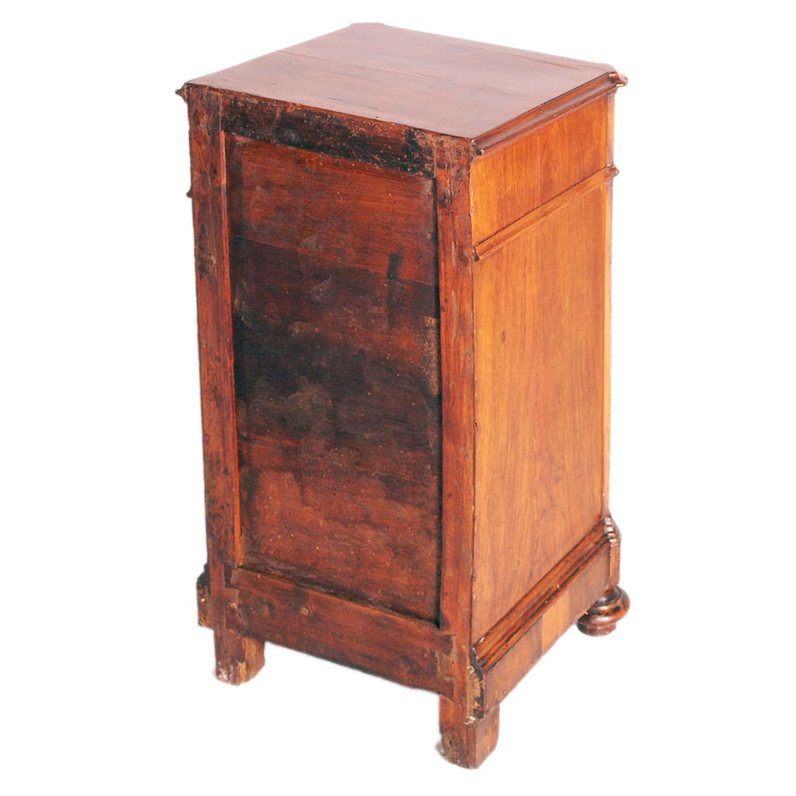 Neoklassischer Nachttisch aus dem frühen 19. Jahrhundert, Nachttisch aus Nussbaum und Birnennussholz (Walnuss) im Angebot