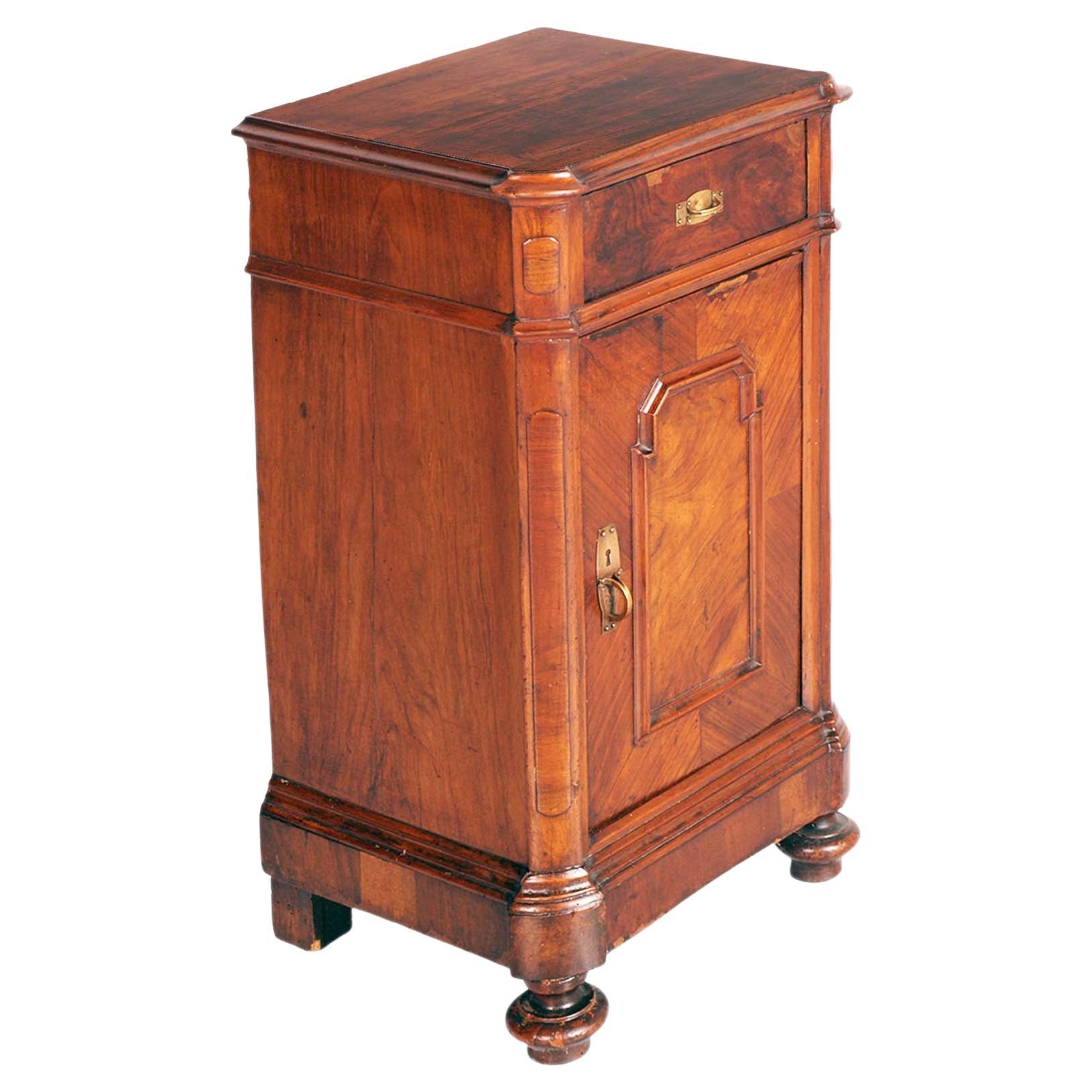 Neoklassischer Nachttisch aus dem frühen 19. Jahrhundert, Nachttisch aus Nussbaum und Birnennussholz im Angebot