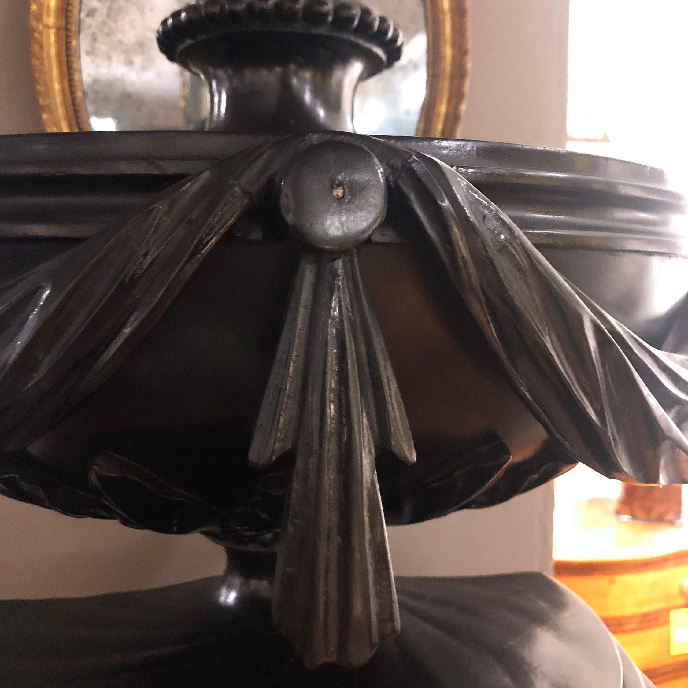 Early 19th Century Neoclassical Carved and Ebonized Wooden Urn In Excellent Condition For Sale In New York, NY