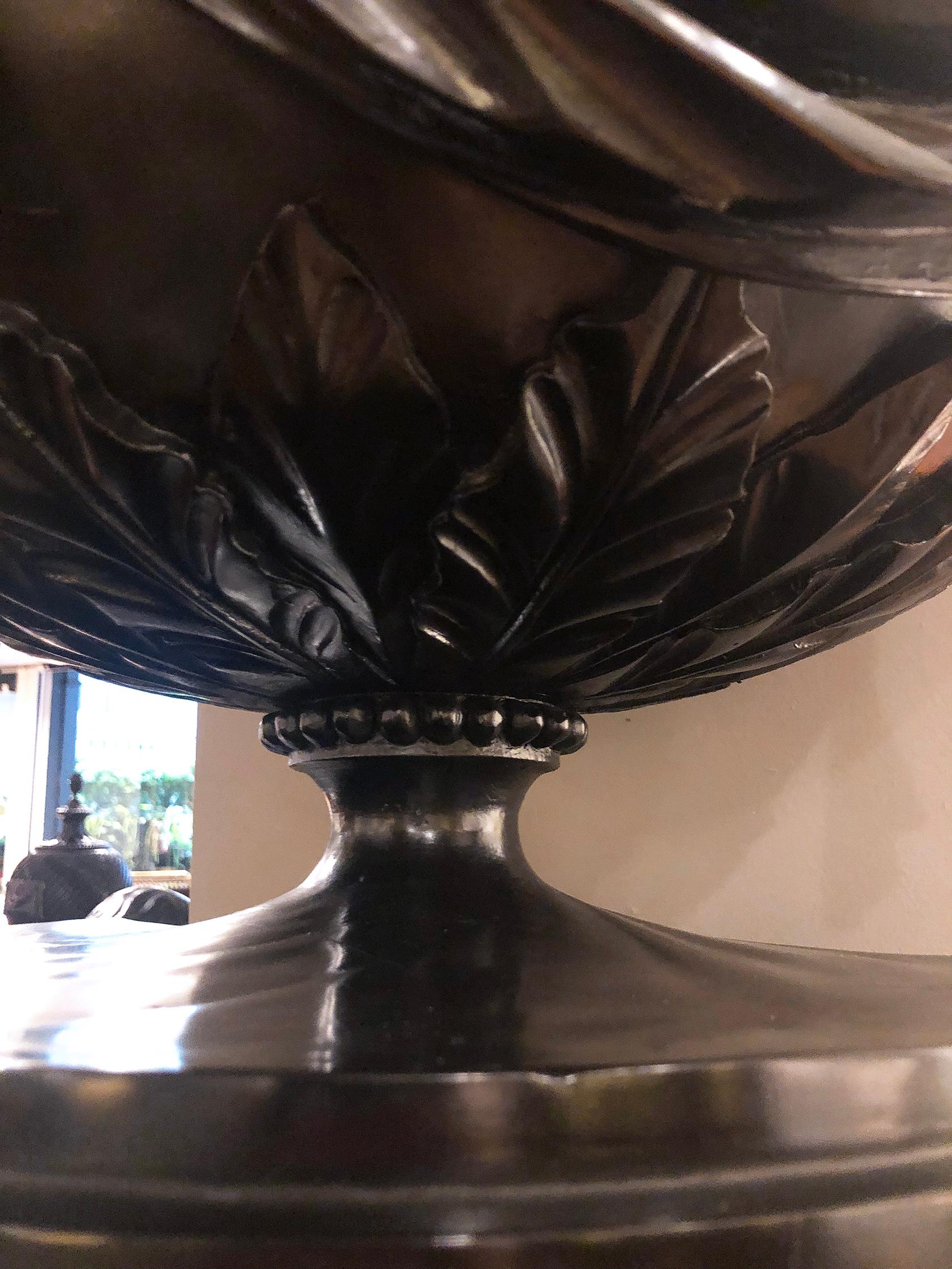 Early 19th Century Neoclassical Carved and Ebonized Wooden Urn For Sale 1