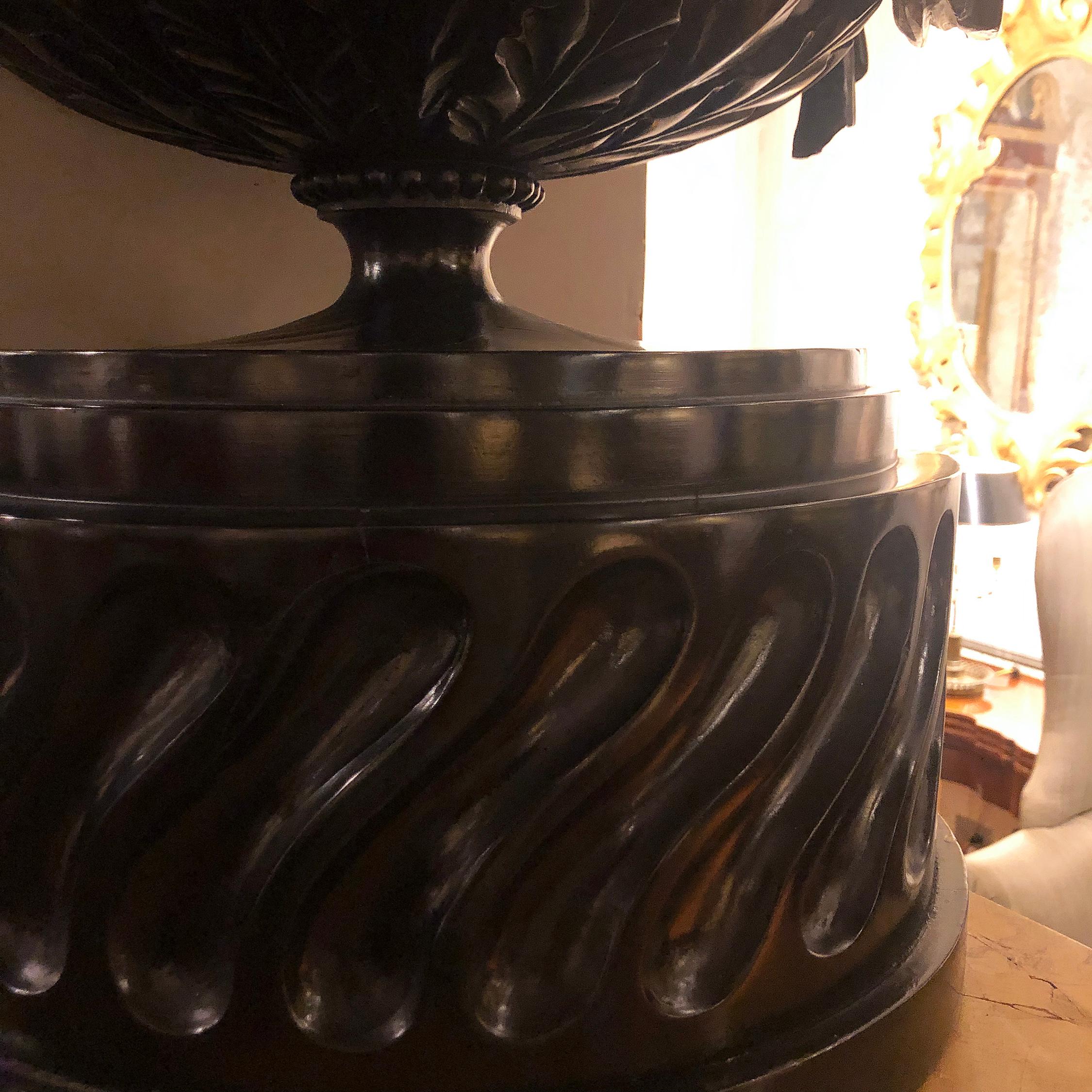 Early 19th Century Neoclassical Carved and Ebonized Wooden Urn For Sale 2