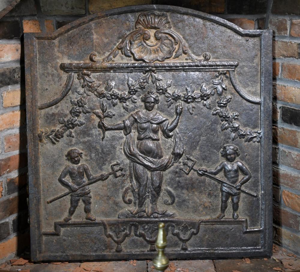 Early 19th Century Neoclassical Cast Iron Fireback  In Good Condition For Sale In Essex, MA