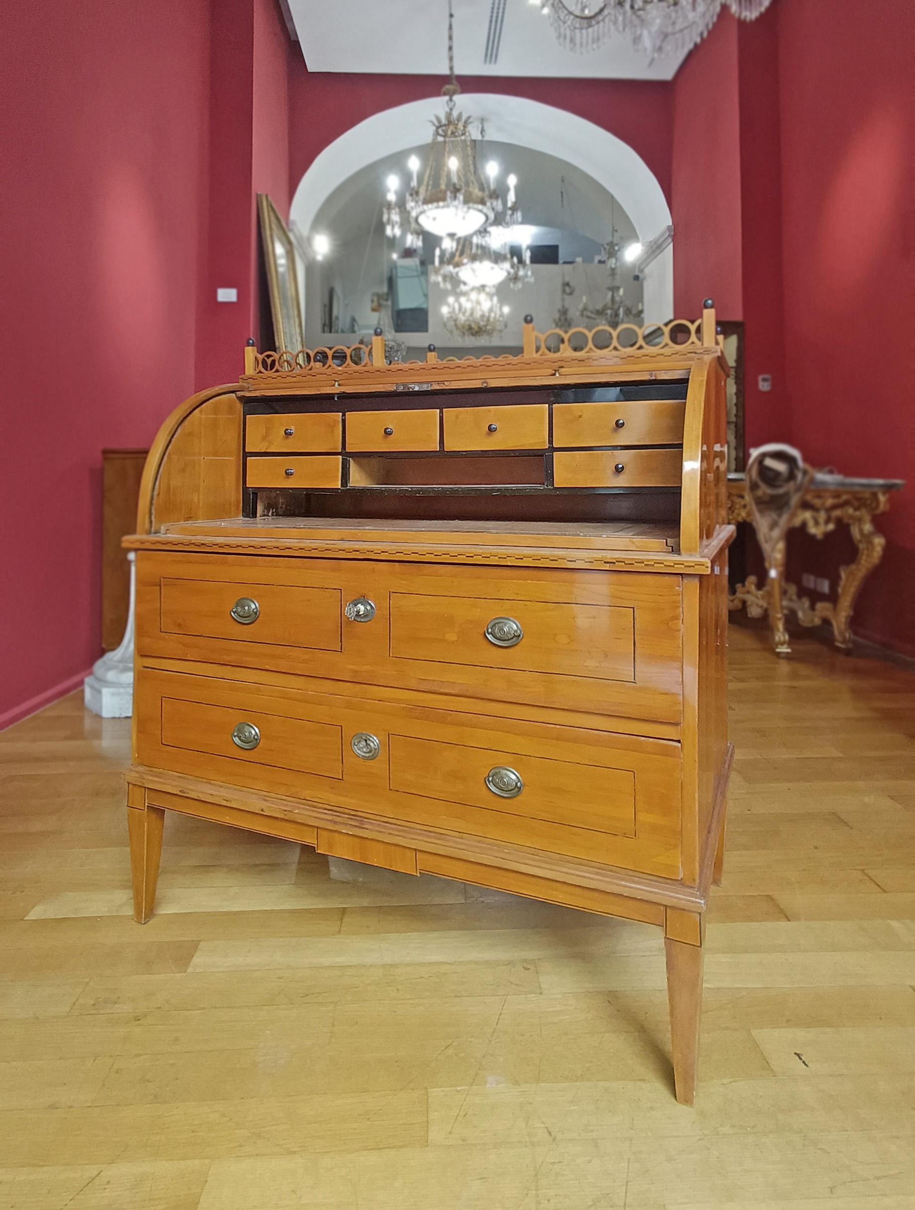 EARLY 19th CENTURY NEOCLASSICAL CHERRY ROLLER DROP-DOWN TABLE en vente 2