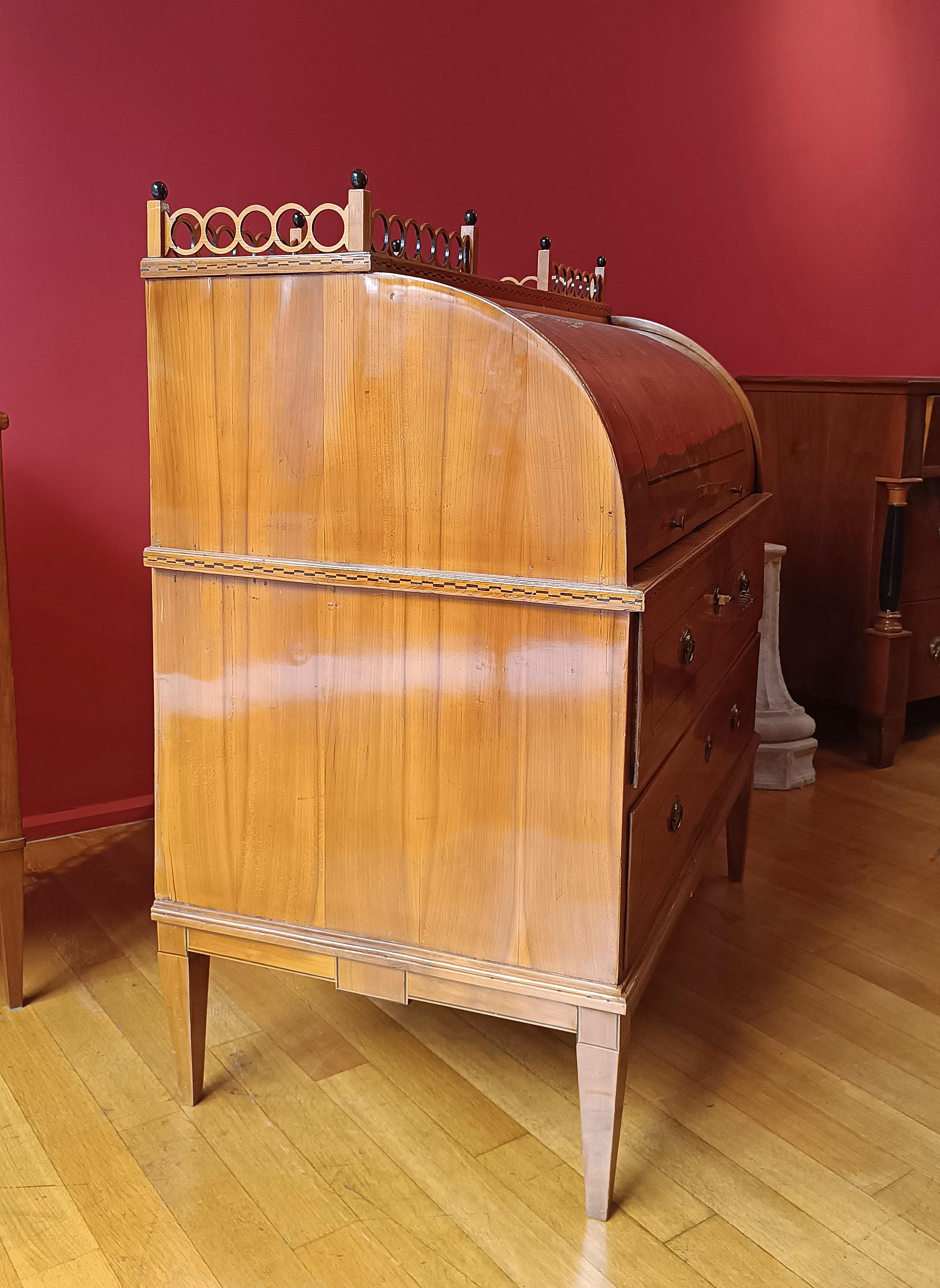 EARLY 19th CENTURY NEOCLASSICAL CHERRY ROLLER DROP-DOWN TABLE en vente 3