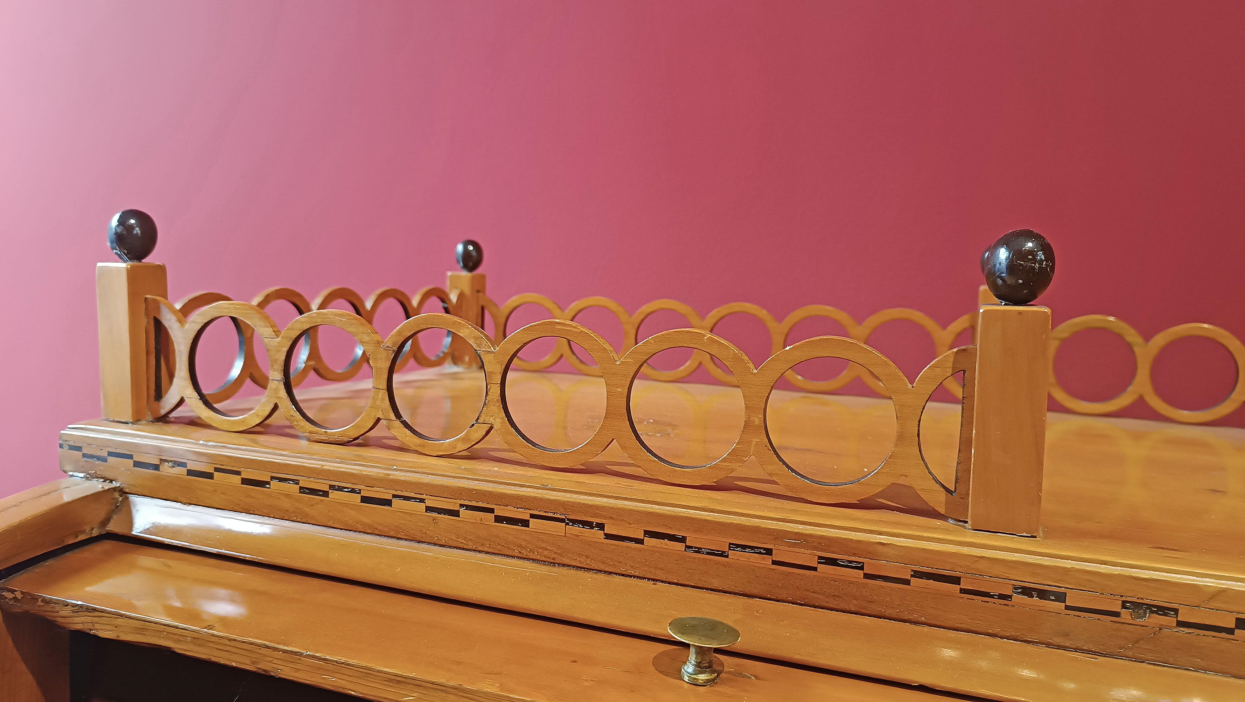 EARLY 19th CENTURY NEOCLASSICAL CHERRY ROLLER DROP-DOWN TABLE en vente 4
