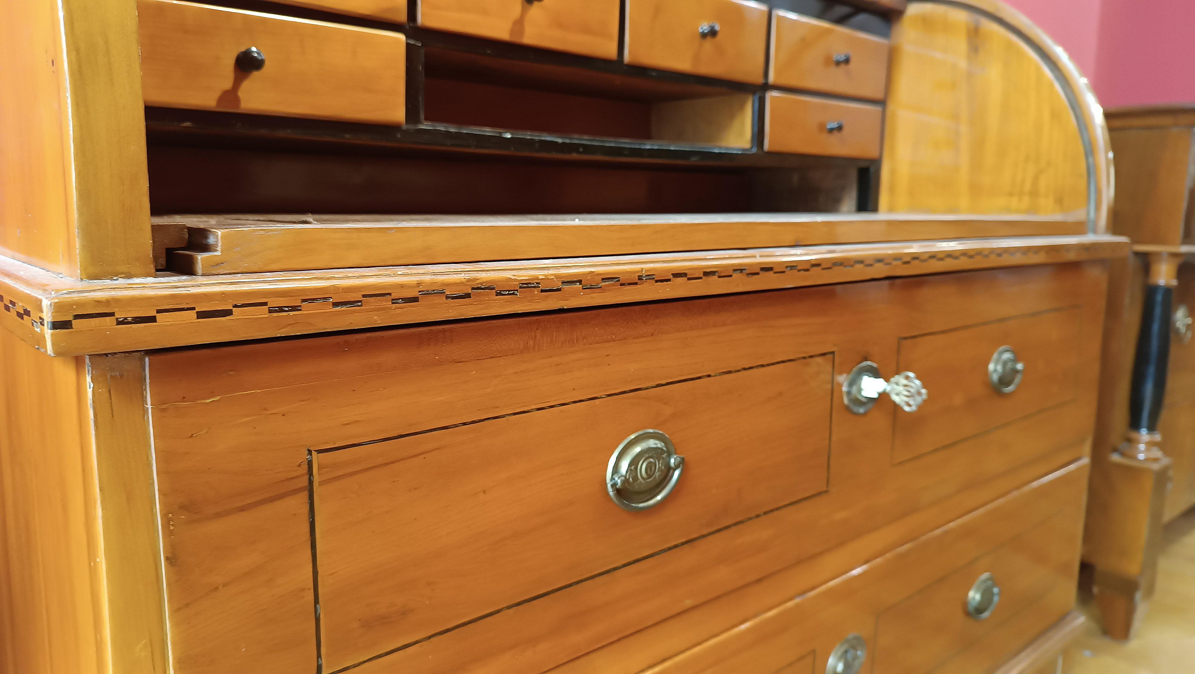 EARLY 19th CENTURY NEOCLASSICAL CHERRY ROLLER DROP-DOWN TABLE en vente 5